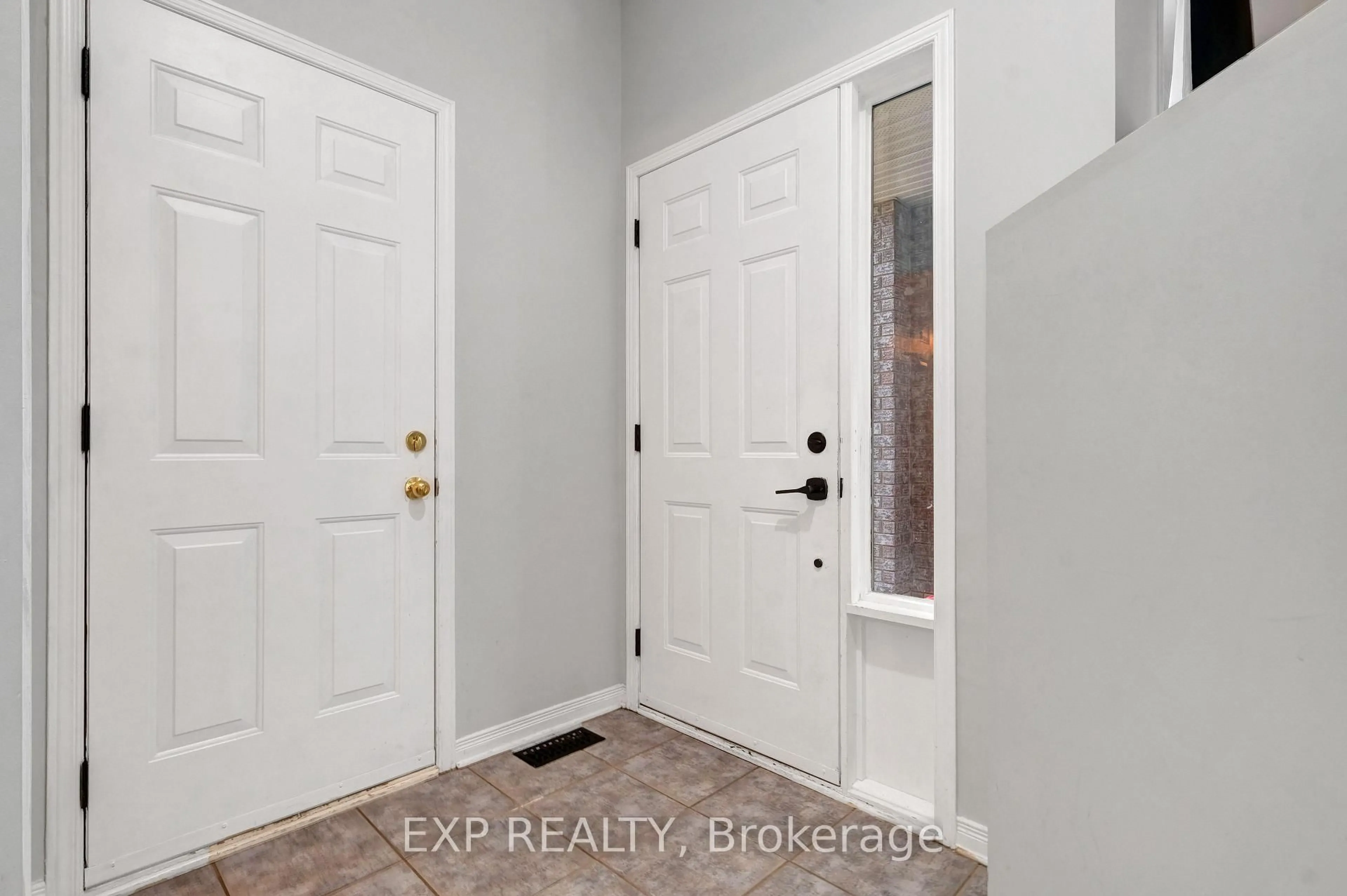 Indoor entryway for 104 Carwood Circ, Ottawa Ontario K1K 4V5