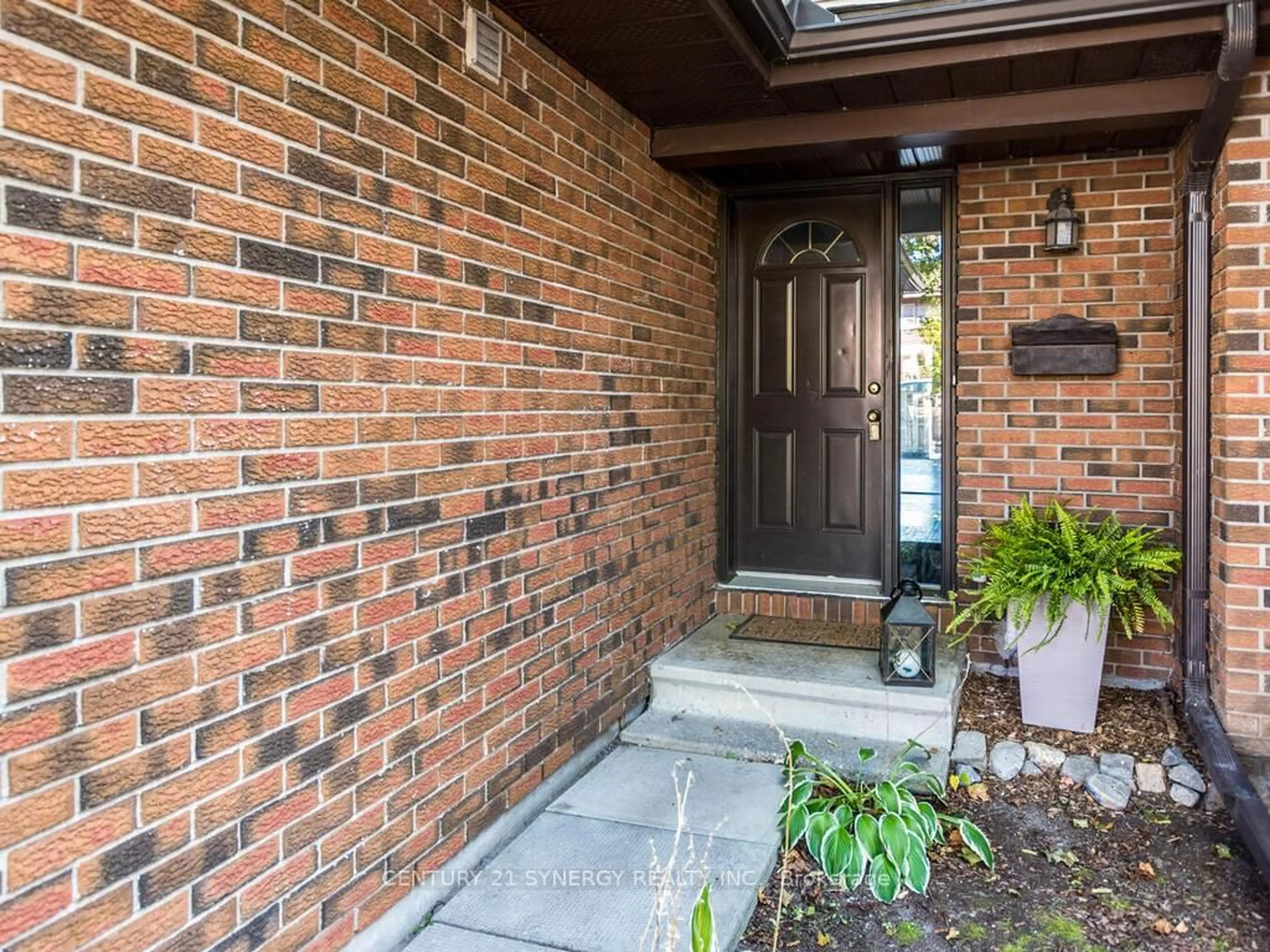 Indoor entryway for 78 Clarkson Cres, Ottawa Ontario K2L 3E2
