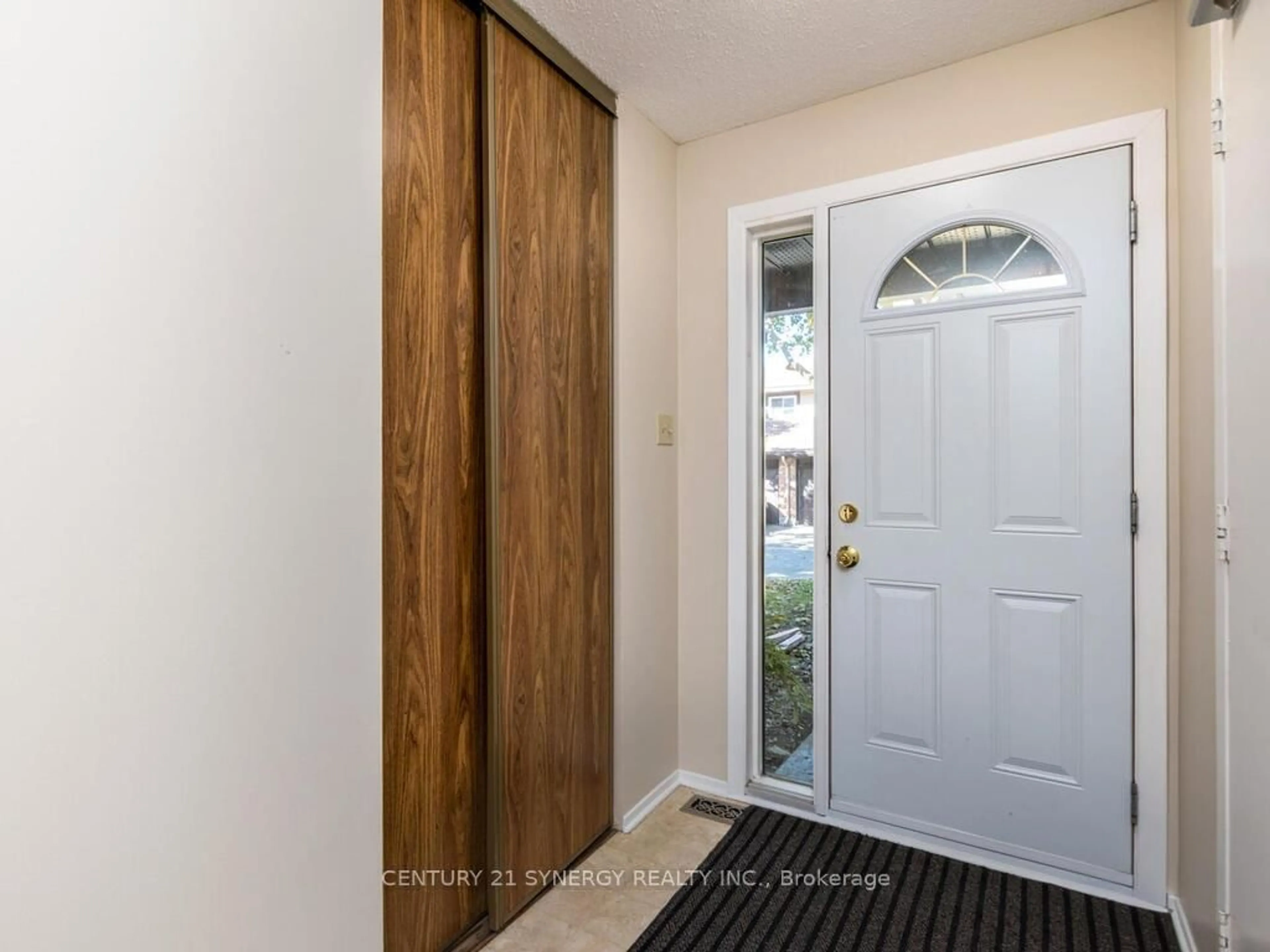 Indoor entryway for 78 Clarkson Cres, Ottawa Ontario K2L 3E2