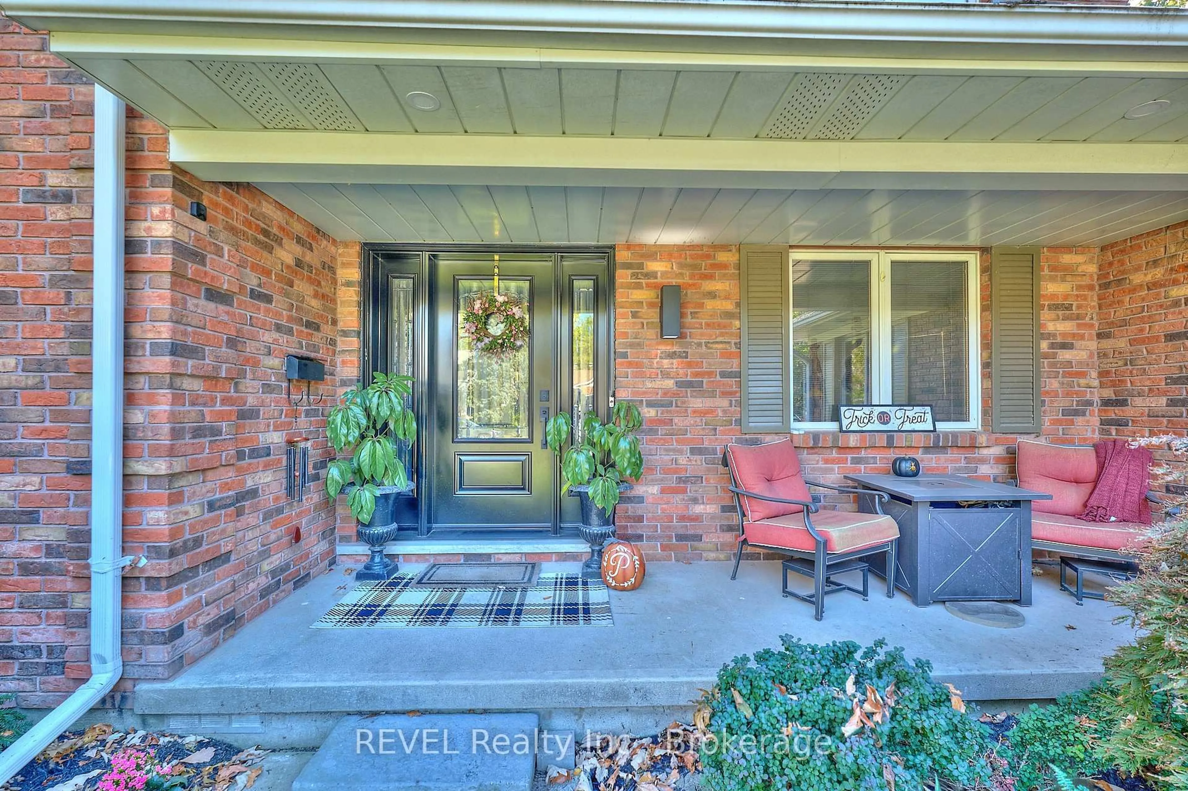 Indoor entryway for 7134 Mount Forest Lane, Niagara Falls Ontario L2J 3Z3