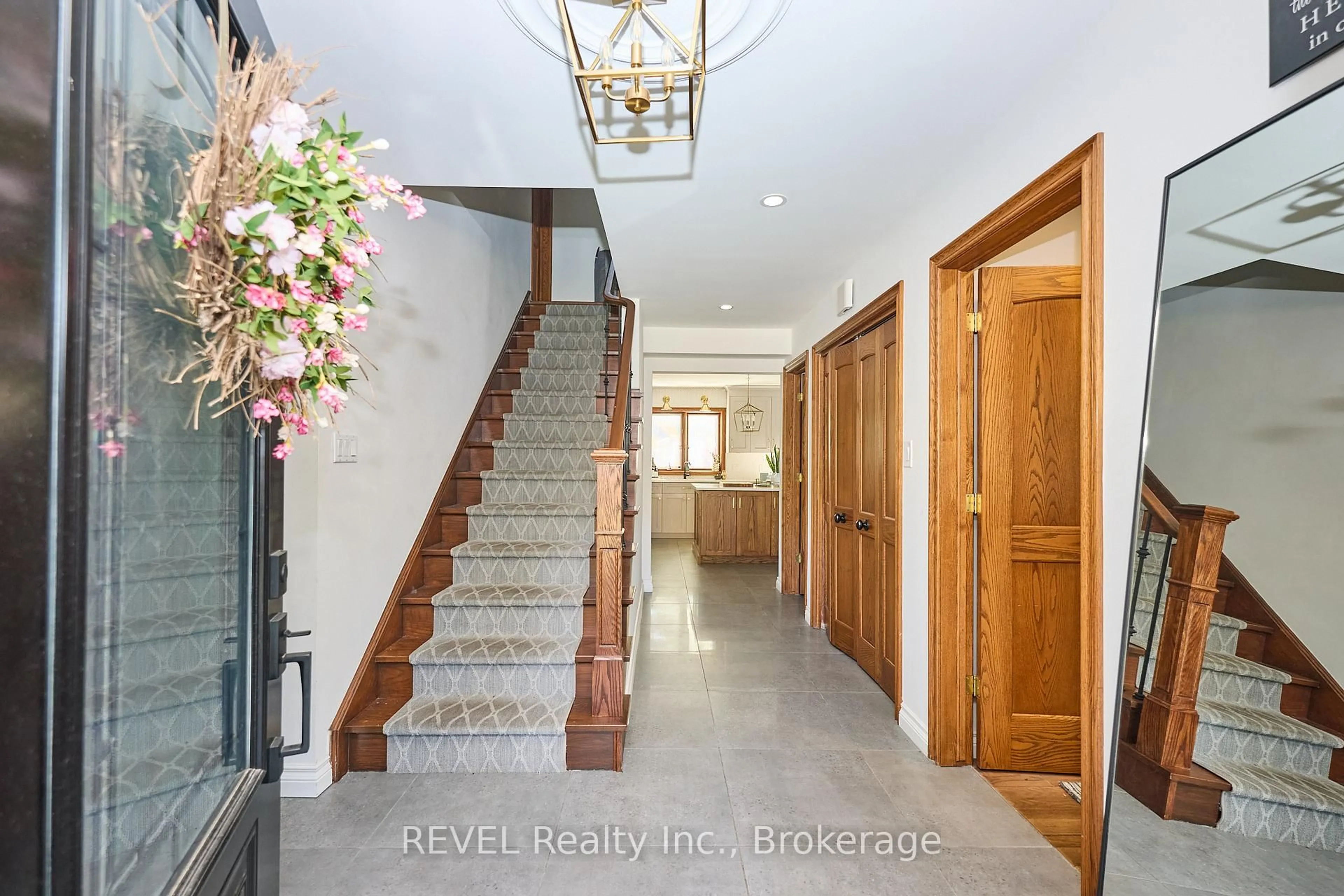 Indoor foyer for 7134 Mount Forest Lane, Niagara Falls Ontario L2J 3Z3