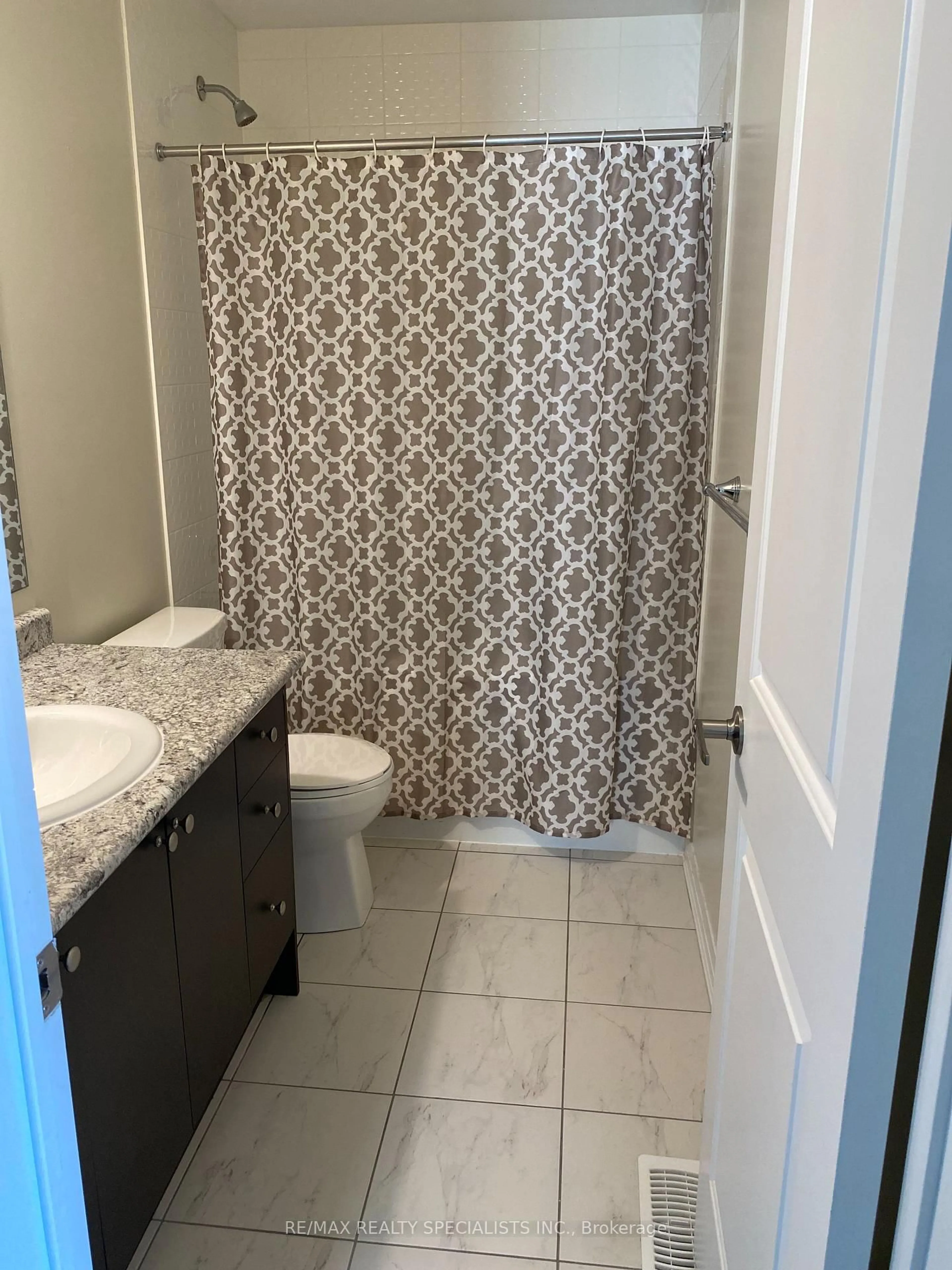 Standard bathroom, ceramic/tile floor for 4030 Fracchioni Dr, Lincoln Ontario L3J 0R8