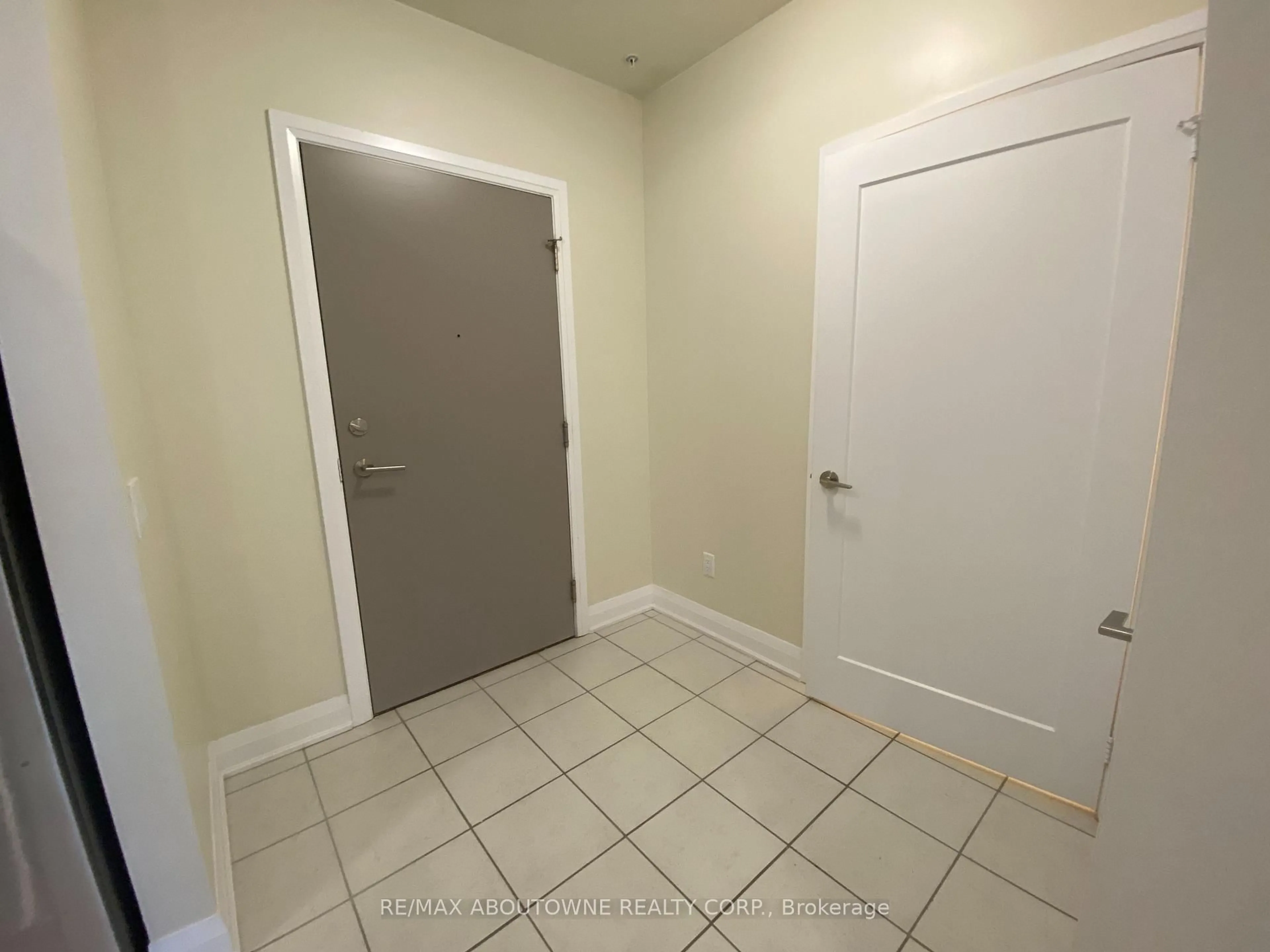 Indoor entryway for 16 Concord Pl #621, Grimsby Ontario L3M 0J1