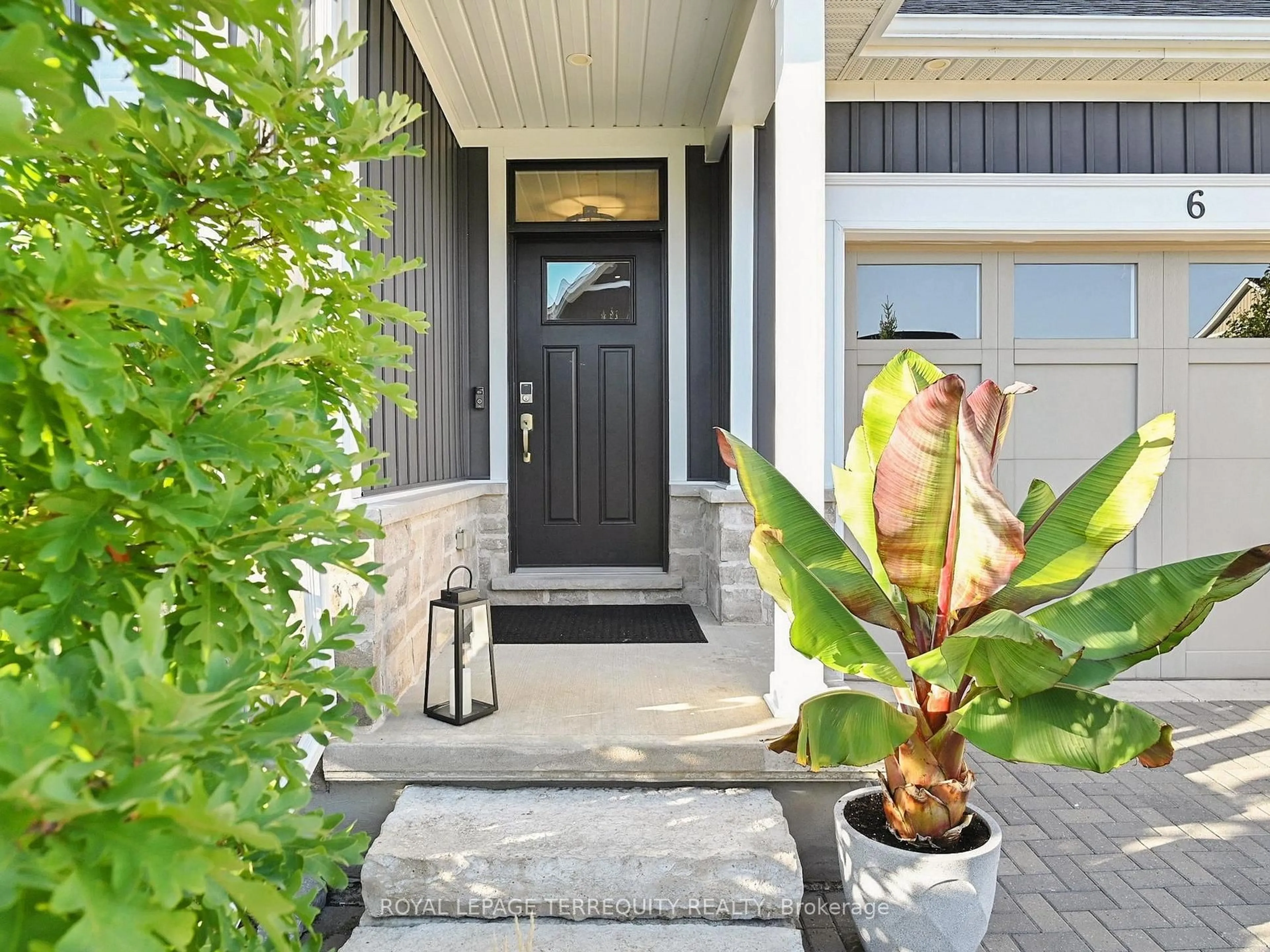 Indoor entryway for 9245 Shoveller Dr #6, Niagara Falls Ontario L2H 0M4