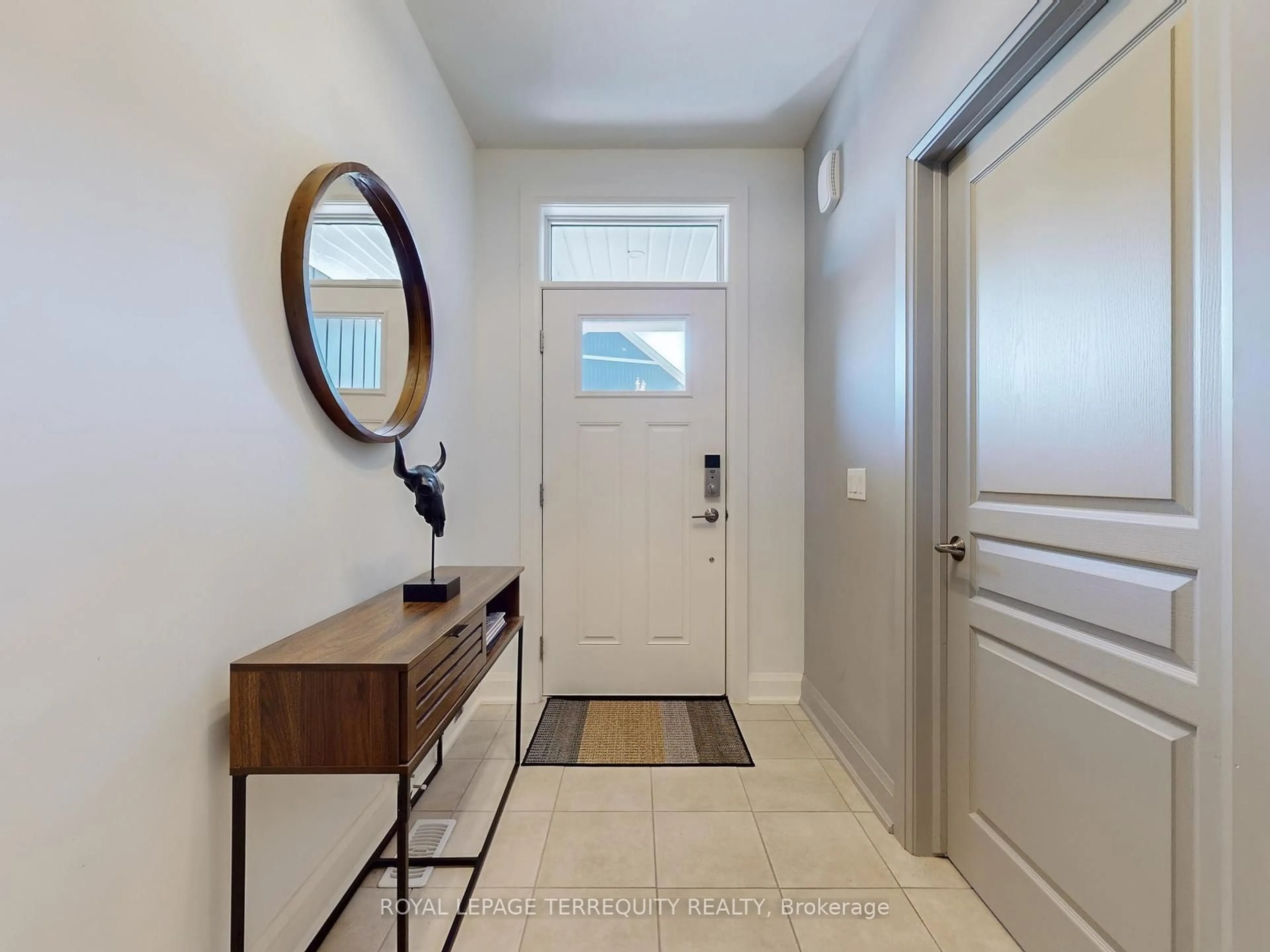 Indoor entryway for 9245 Shoveller Dr #6, Niagara Falls Ontario L2H 0M4