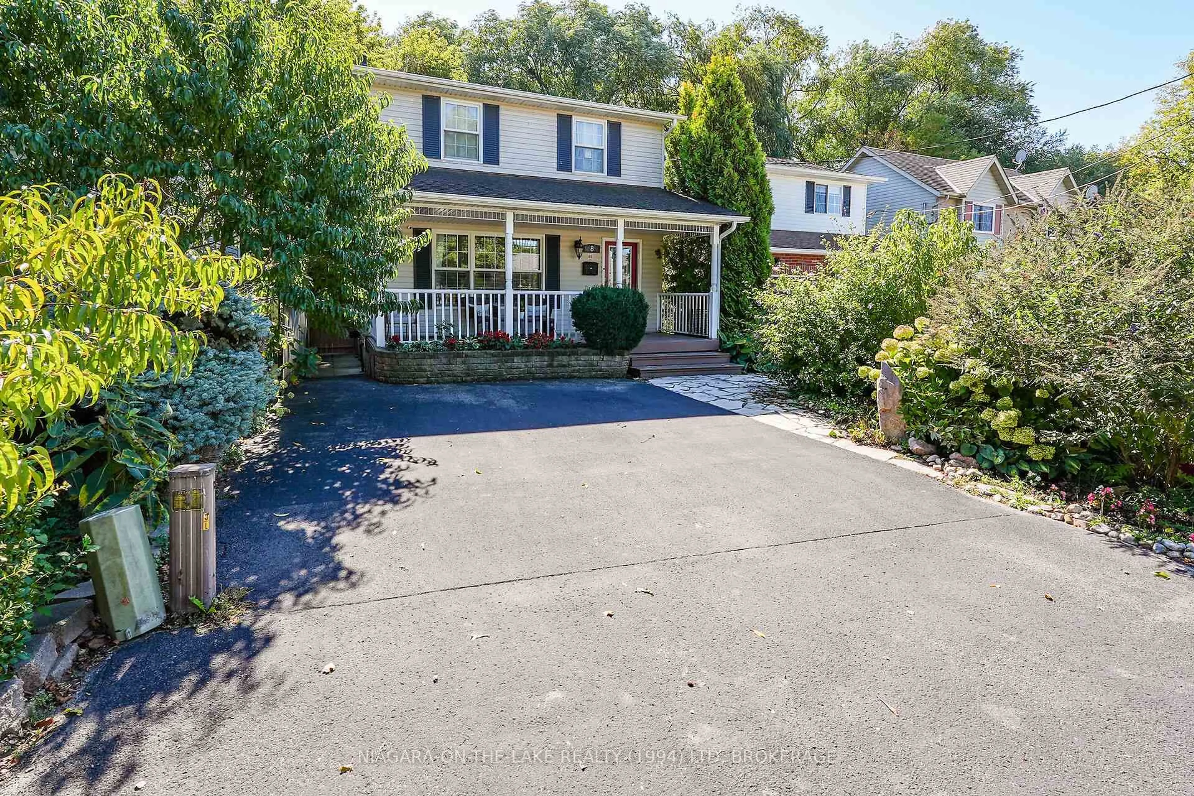 A pic from outside/outdoor area/front of a property/back of a property/a pic from drone, street for 8 Lakeside Dr, St. Catharines Ontario L2M 1P2