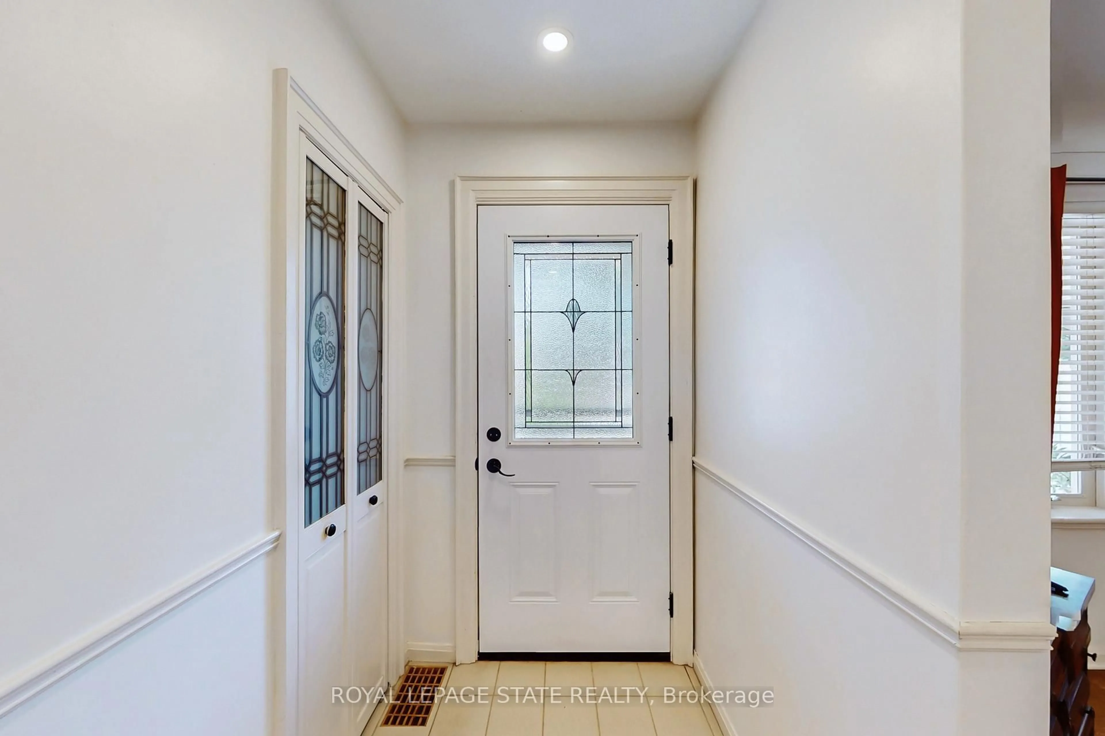 Indoor entryway for 40 Galbraith Dr, Hamilton Ontario L8G 1Z9