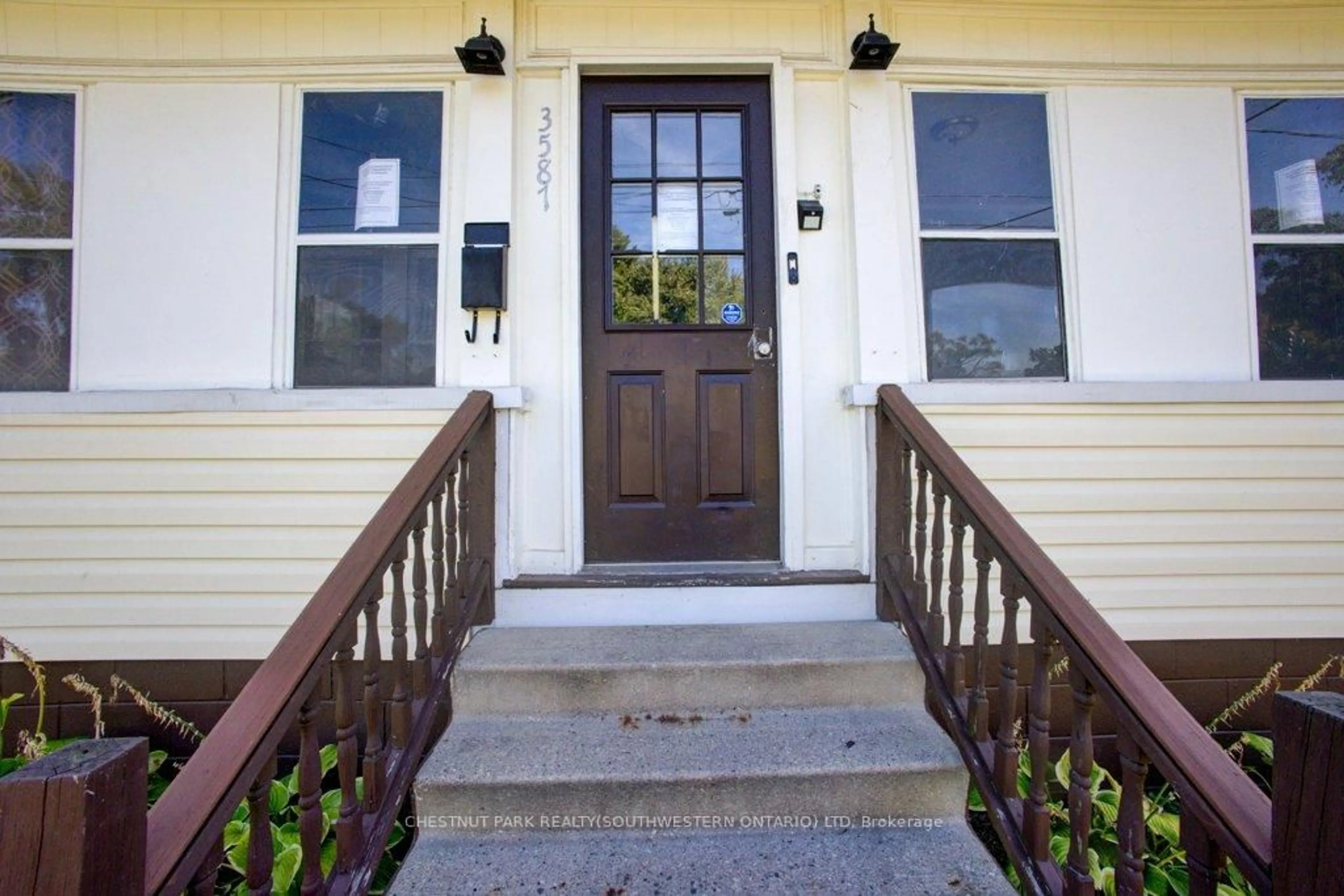 Indoor entryway for 3587 Bloomfield Rd, Windsor Ontario N9C 1R8