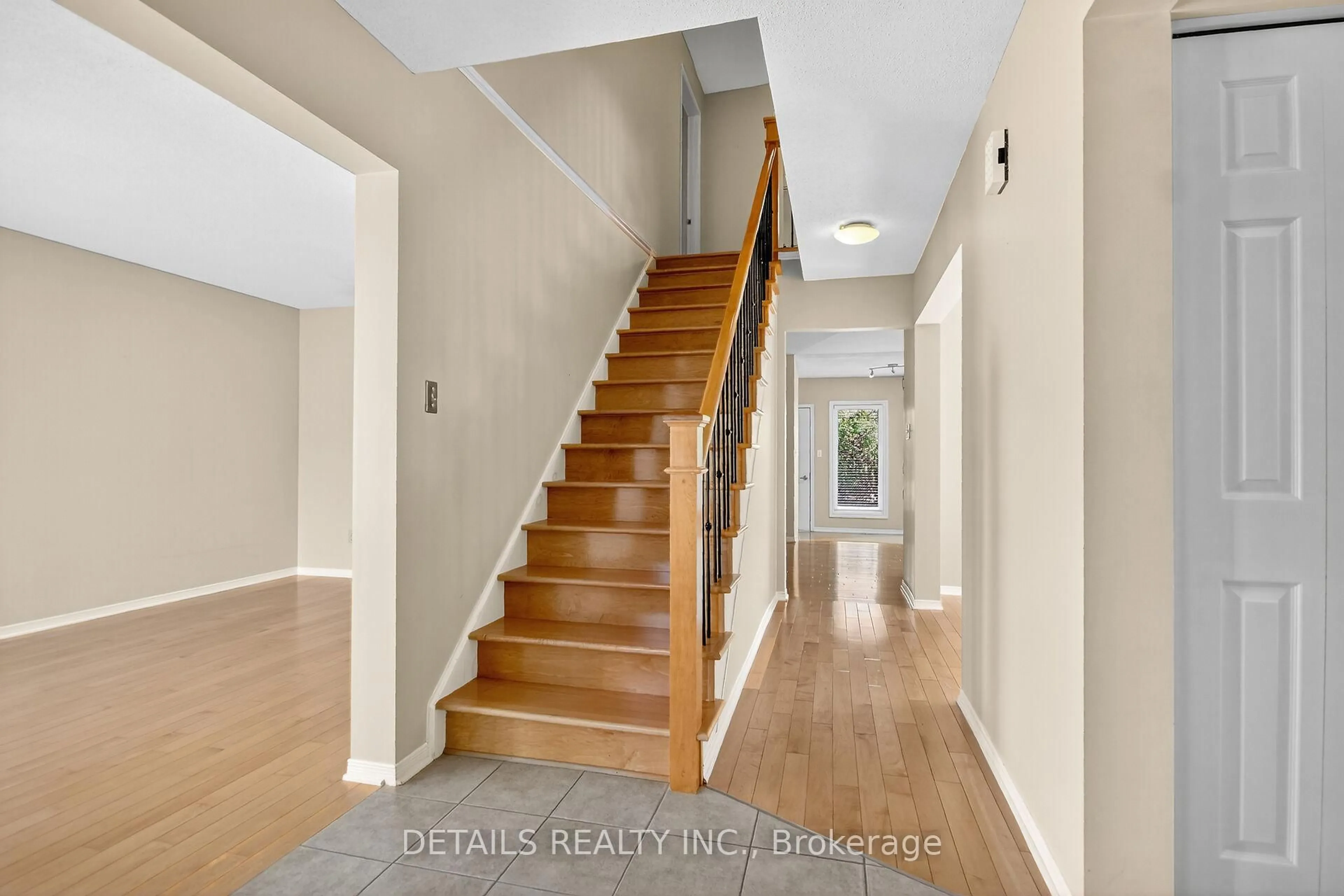 Indoor entryway for 234 Walden Dr, Ottawa Ontario K2K 2M3
