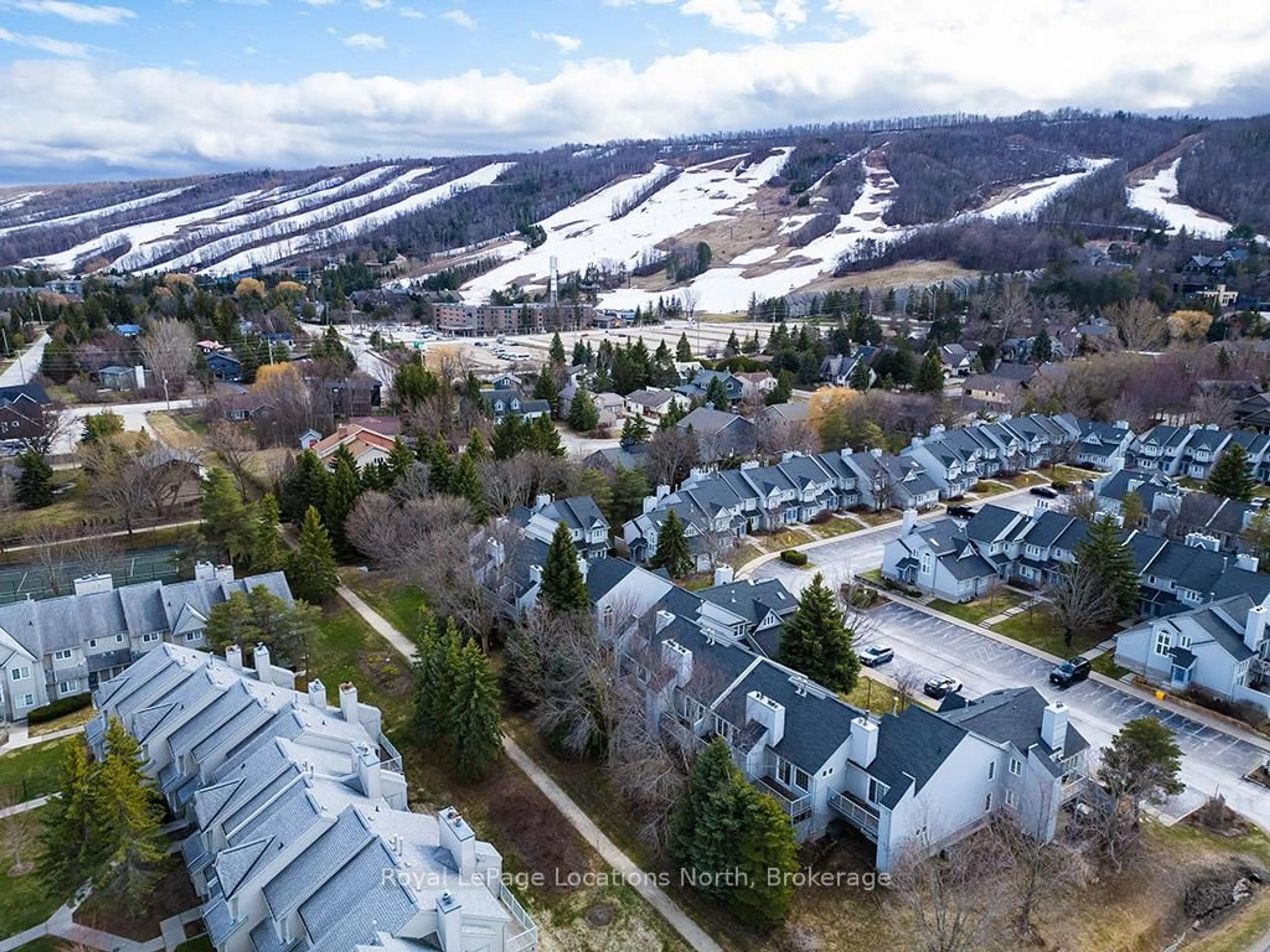 A pic from outside/outdoor area/front of a property/back of a property/a pic from drone, mountain view for 146 Settlers Way #38, Blue Mountains Ontario L9Y 0N9