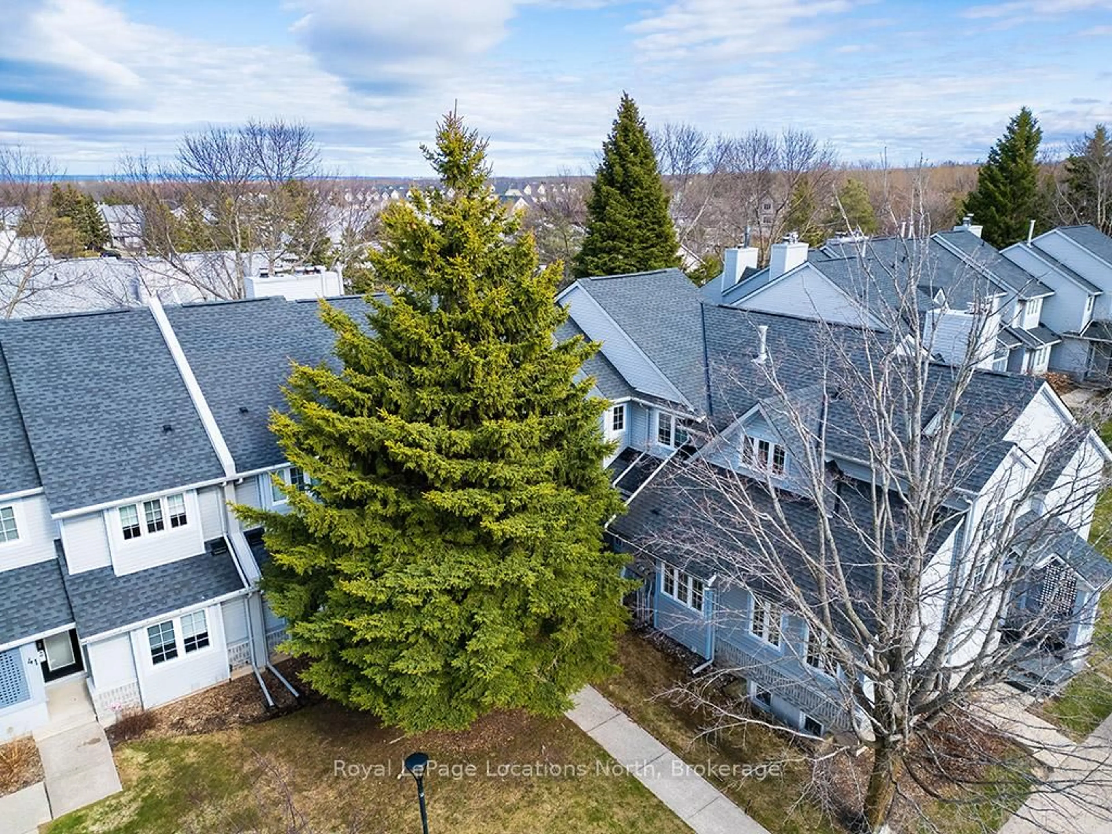 A pic from outside/outdoor area/front of a property/back of a property/a pic from drone, unknown for 146 Settlers Way #38, Blue Mountains Ontario L9Y 0N9