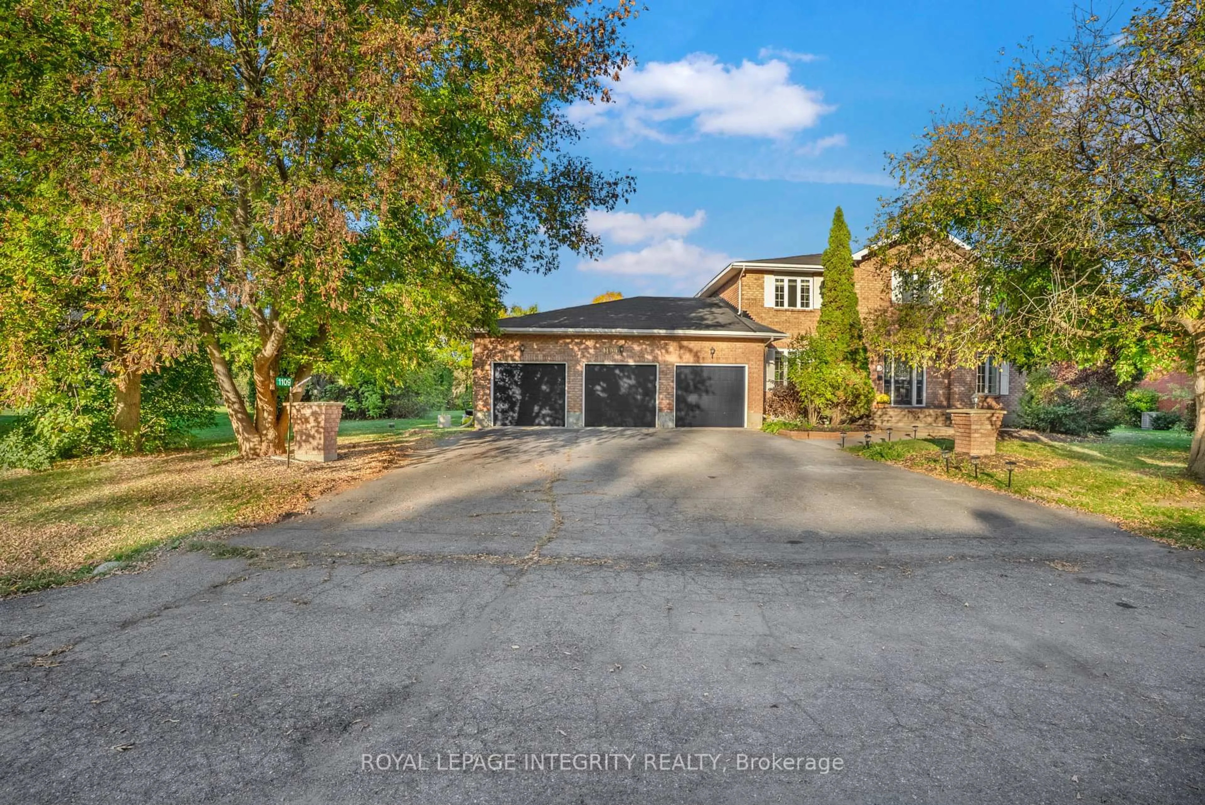 A pic from outside/outdoor area/front of a property/back of a property/a pic from drone, street for 1109 Cindy Hill Cres, Ottawa Ontario K4M 1E8