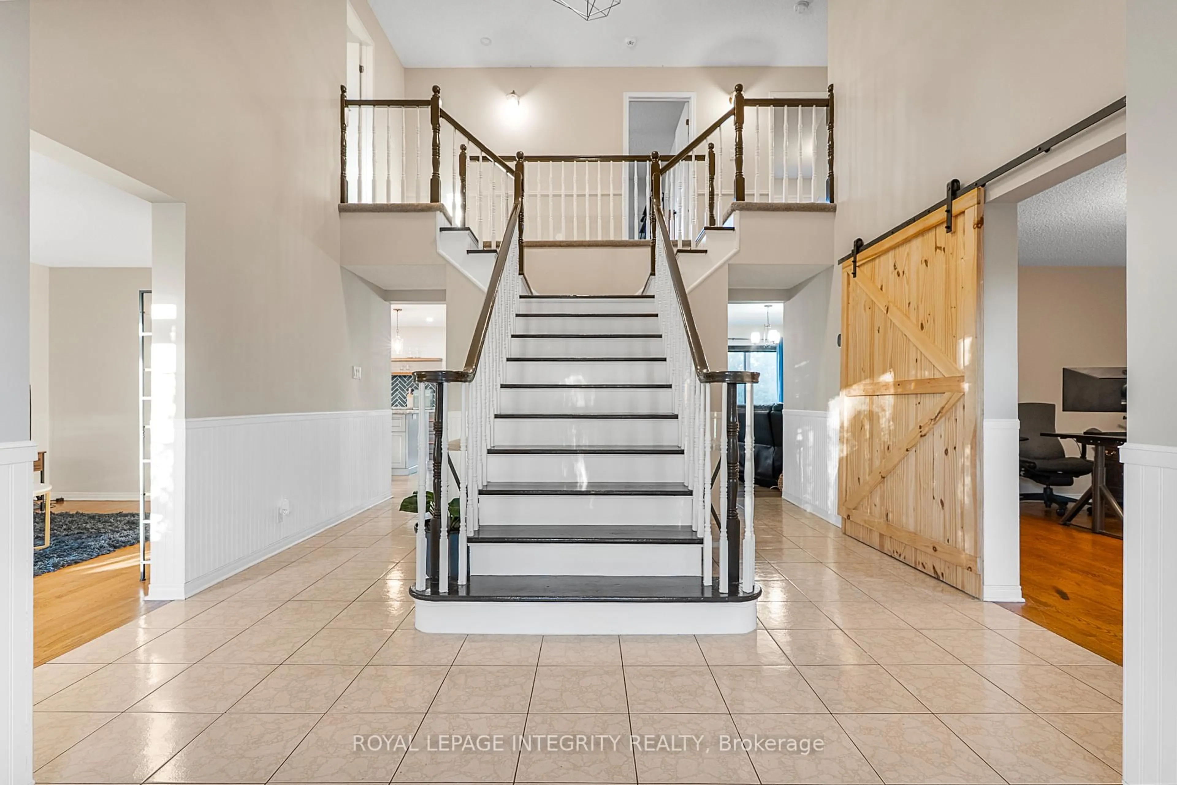 Indoor foyer for 1109 Cindy Hill Cres, Ottawa Ontario K4M 1E8