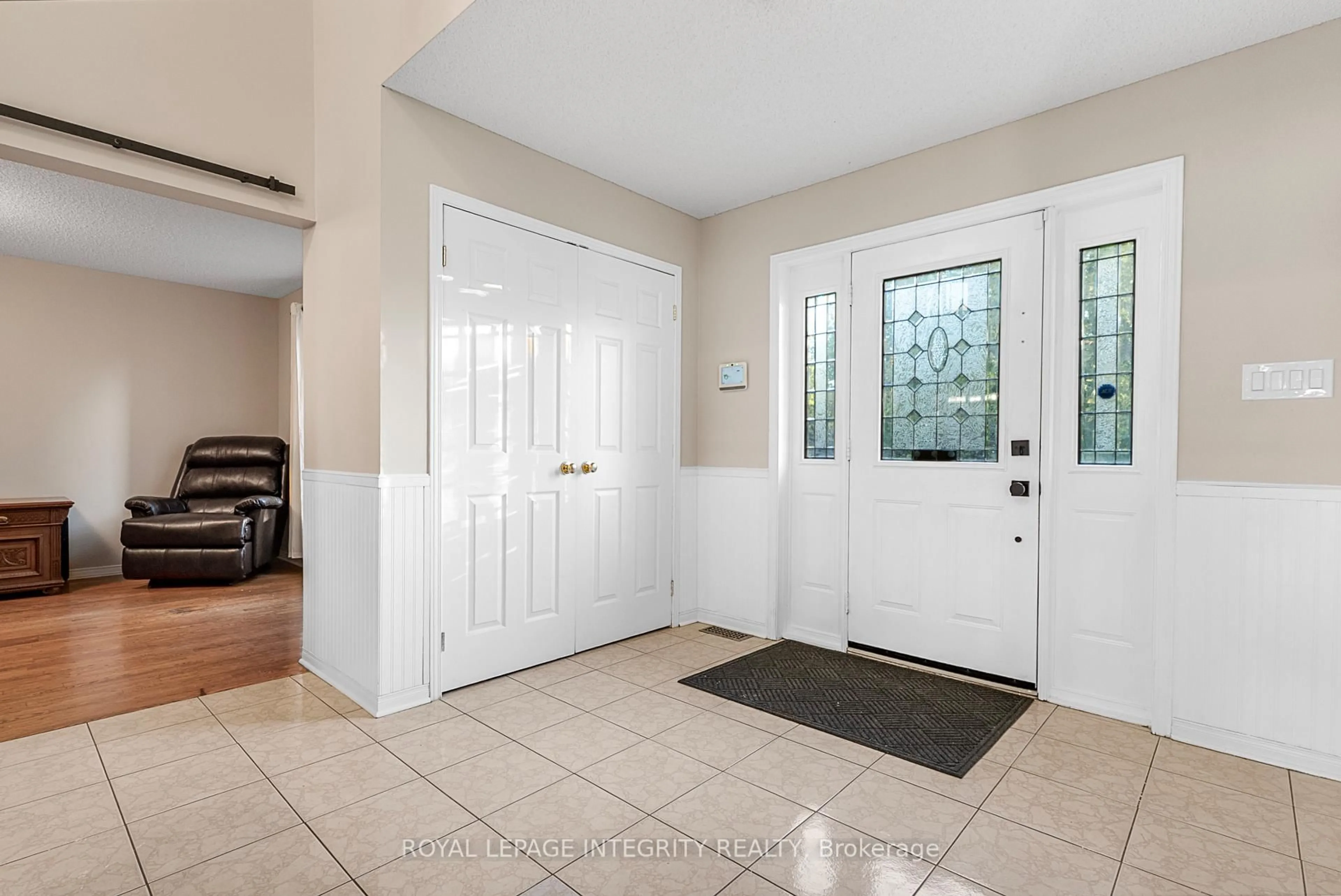Indoor entryway for 1109 Cindy Hill Cres, Ottawa Ontario K4M 1E8