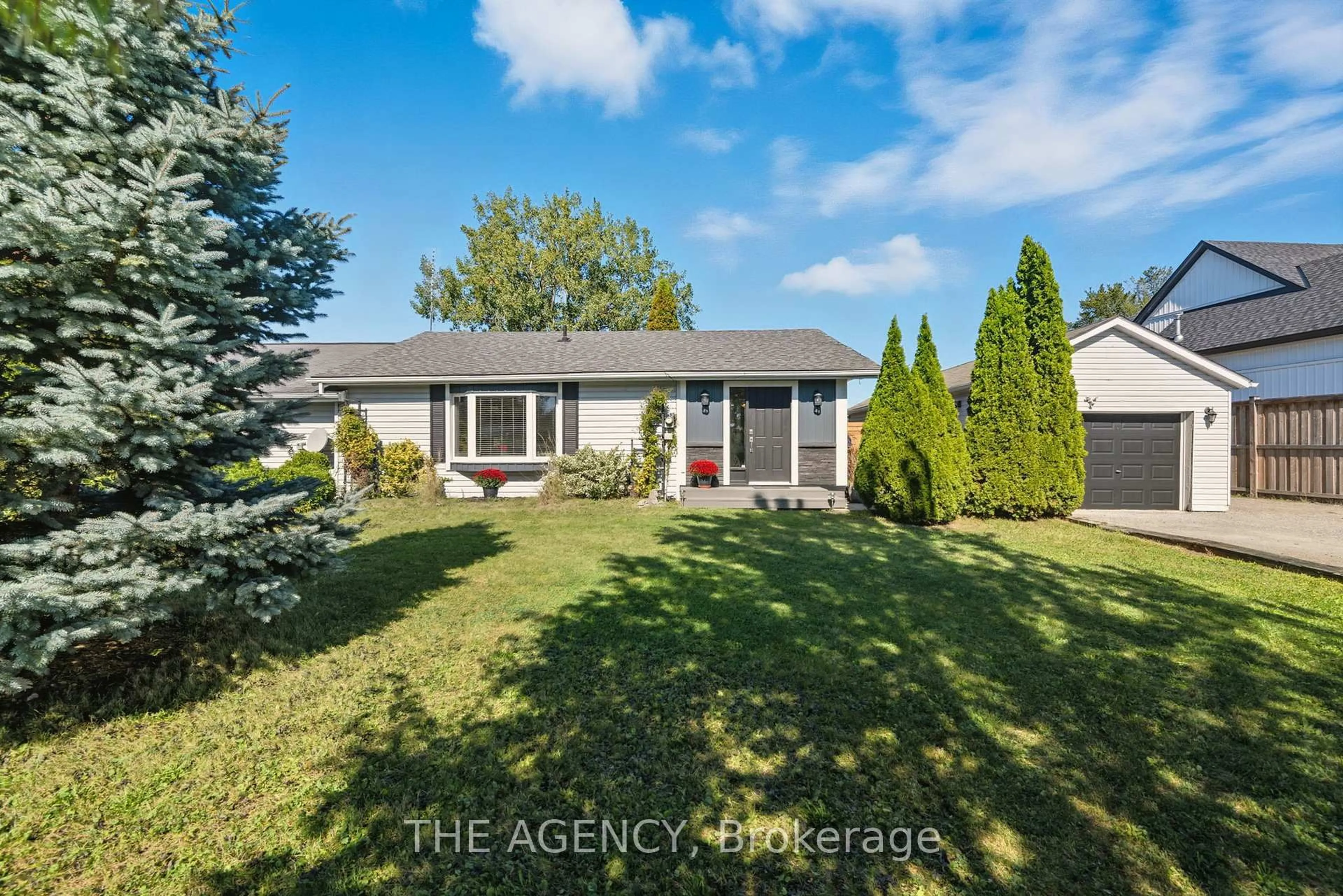 A pic from outside/outdoor area/front of a property/back of a property/a pic from drone, water/lake/river/ocean view for 6359 Lyons Creek Rd, Niagara Falls Ontario L2G 0L9