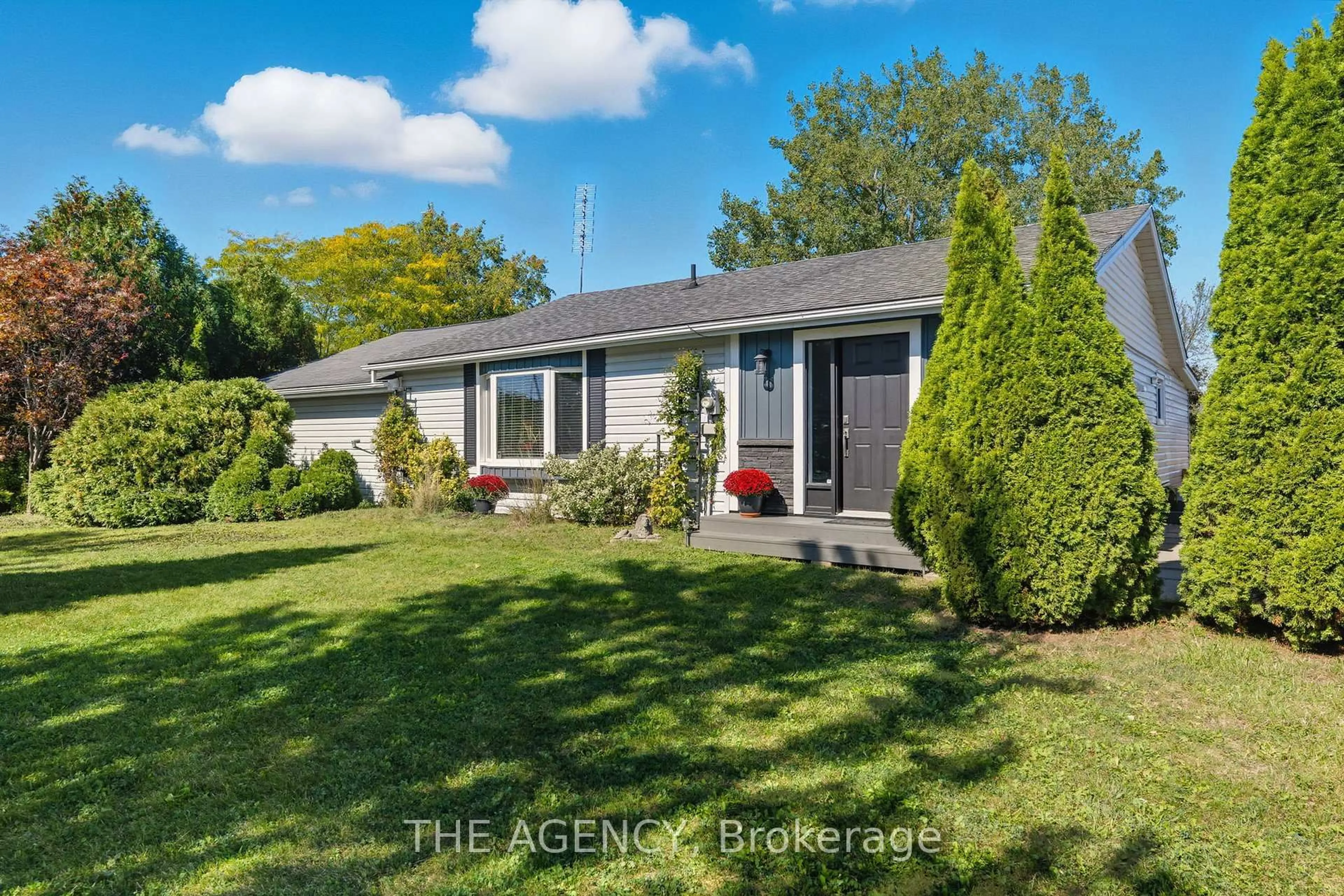 Home with vinyl exterior material, street for 6359 Lyons Creek Rd, Niagara Falls Ontario L2G 0L9
