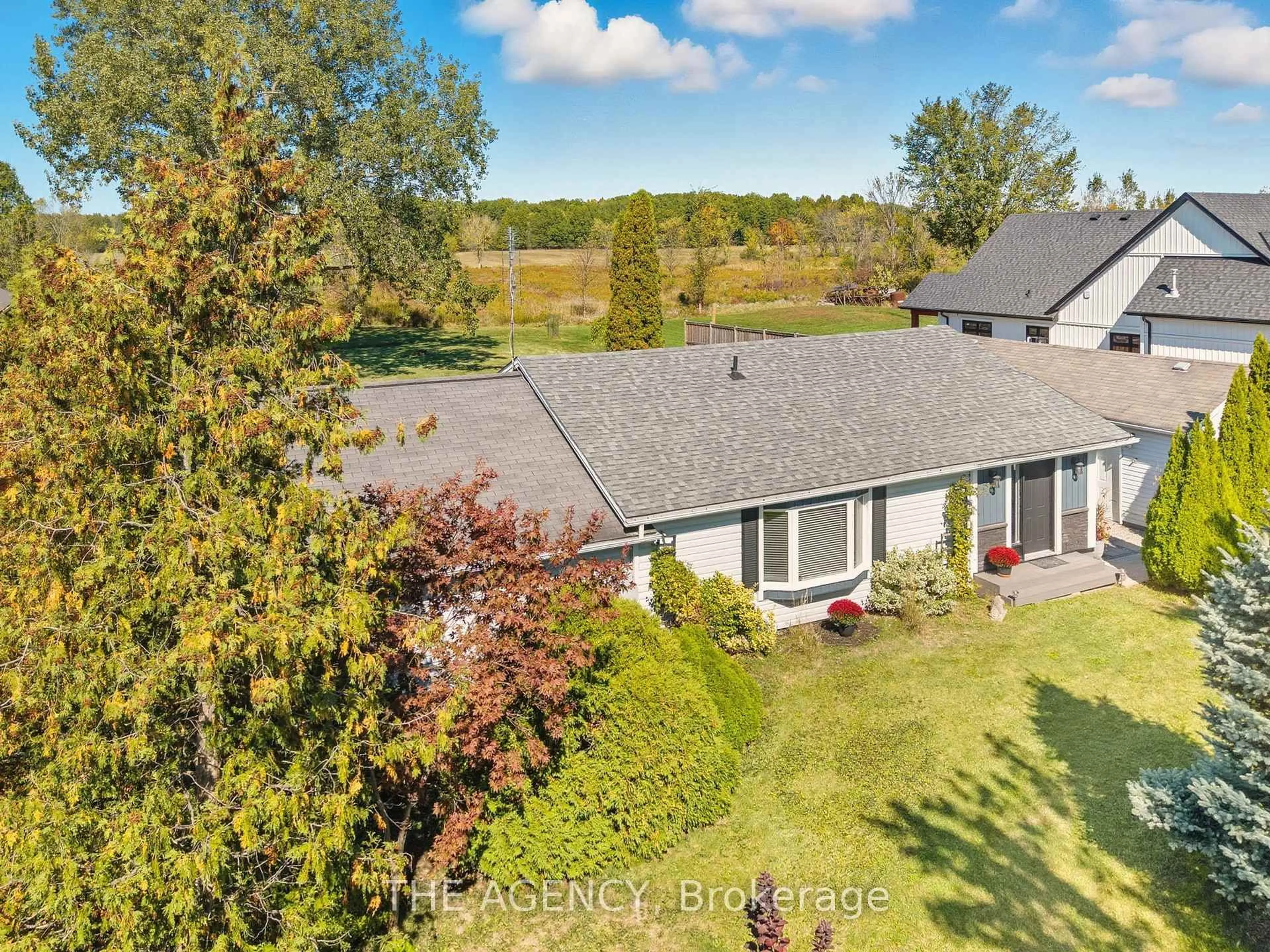 A pic from outside/outdoor area/front of a property/back of a property/a pic from drone, water/lake/river/ocean view for 6359 Lyons Creek Rd, Niagara Falls Ontario L2G 0L9