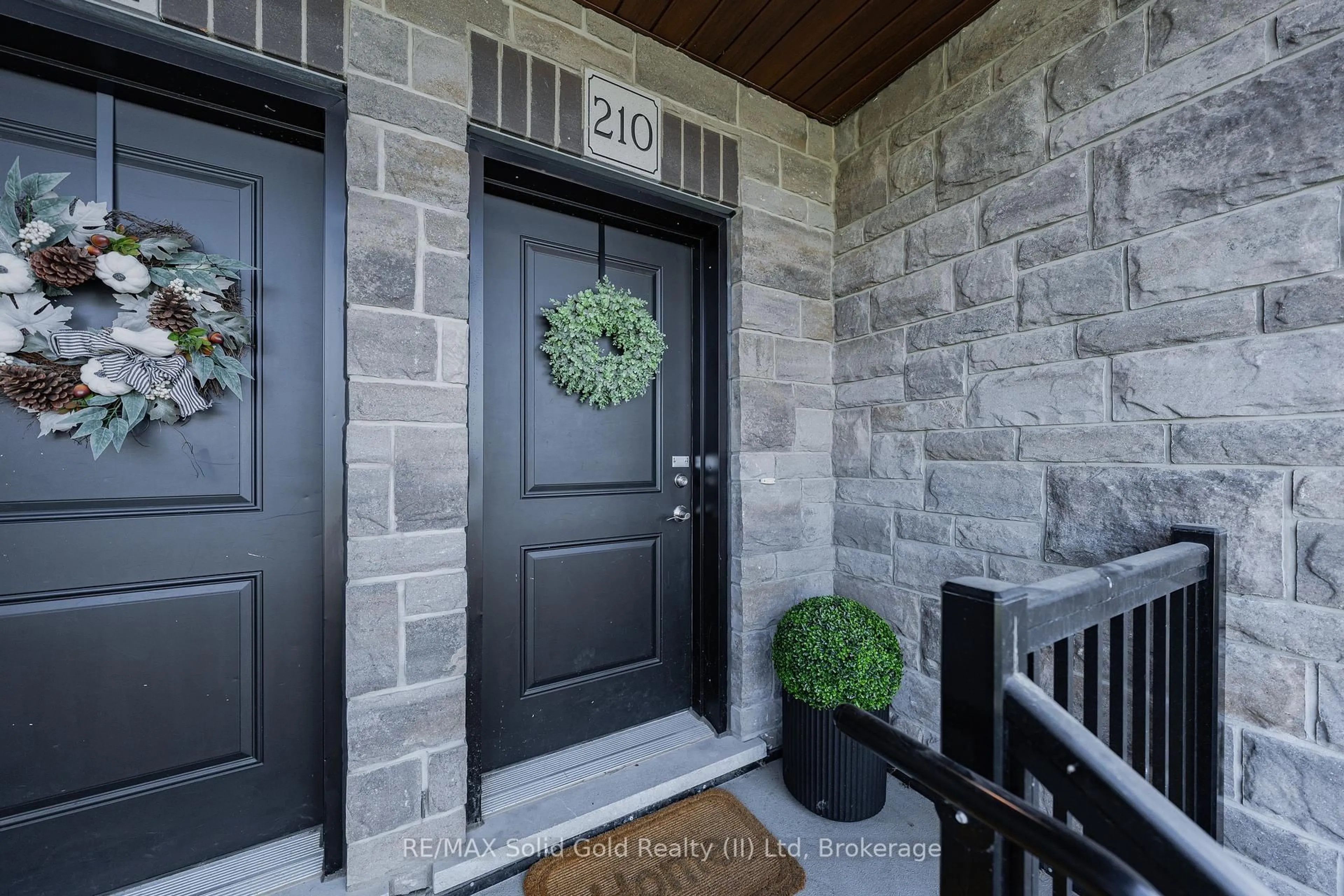 Indoor entryway for 408 Guelph Ave #20, Cambridge Ontario N3C 0H3