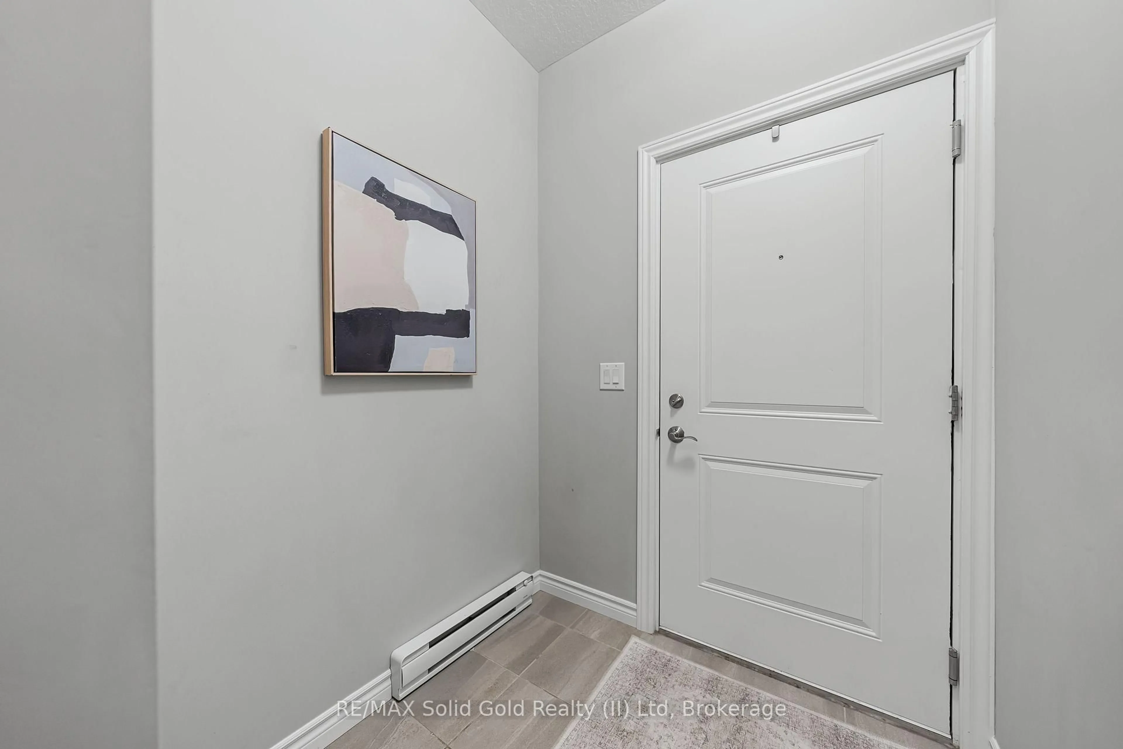 Indoor entryway for 408 Guelph Ave #20, Cambridge Ontario N3C 0H3
