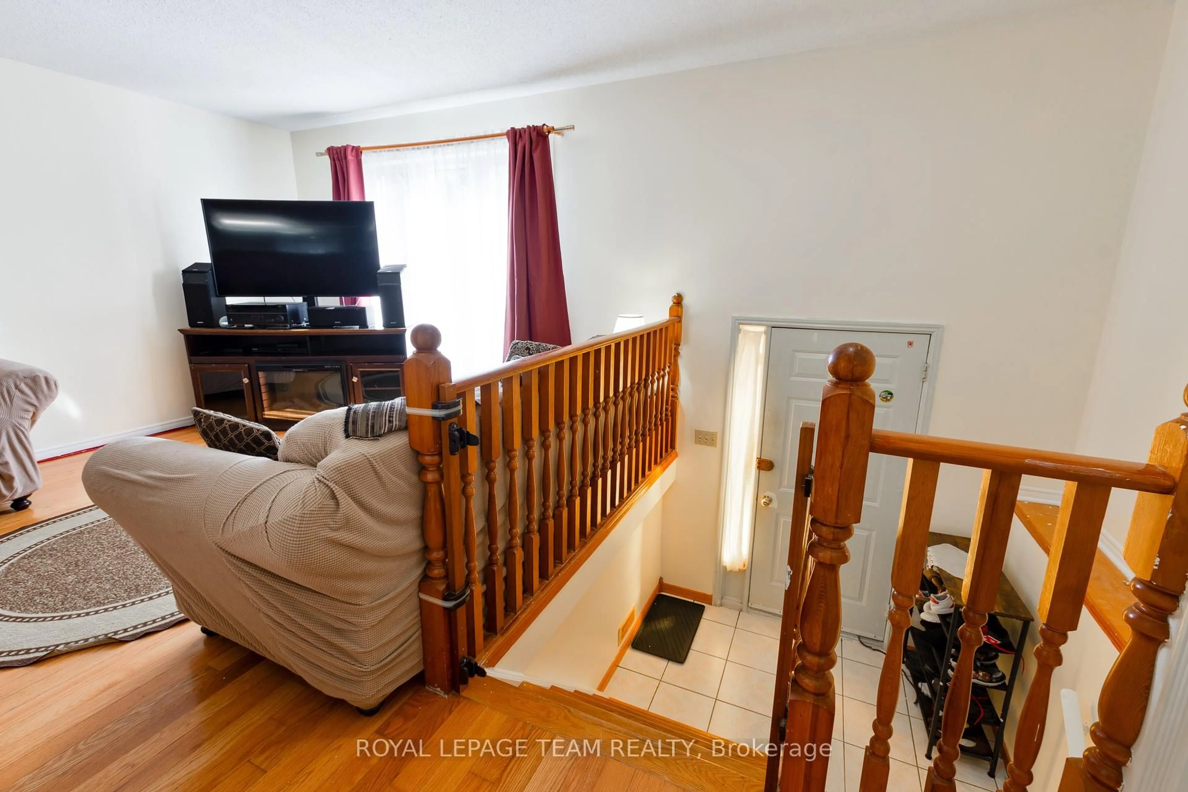 Living room with furniture, wood/laminate floor for 77 Bonaventure Dr, London East Ontario N5V 4A7