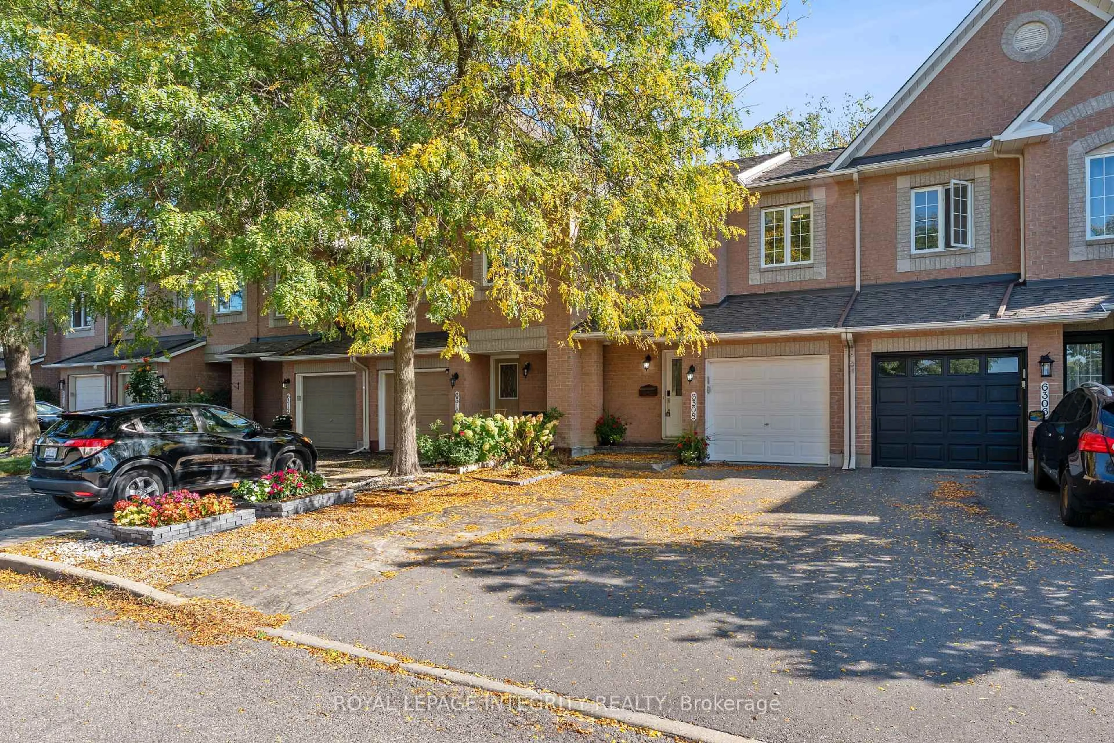 A pic from outside/outdoor area/front of a property/back of a property/a pic from drone, street for 6308 Sablewood Pl, Ottawa Ontario K1C 7M6