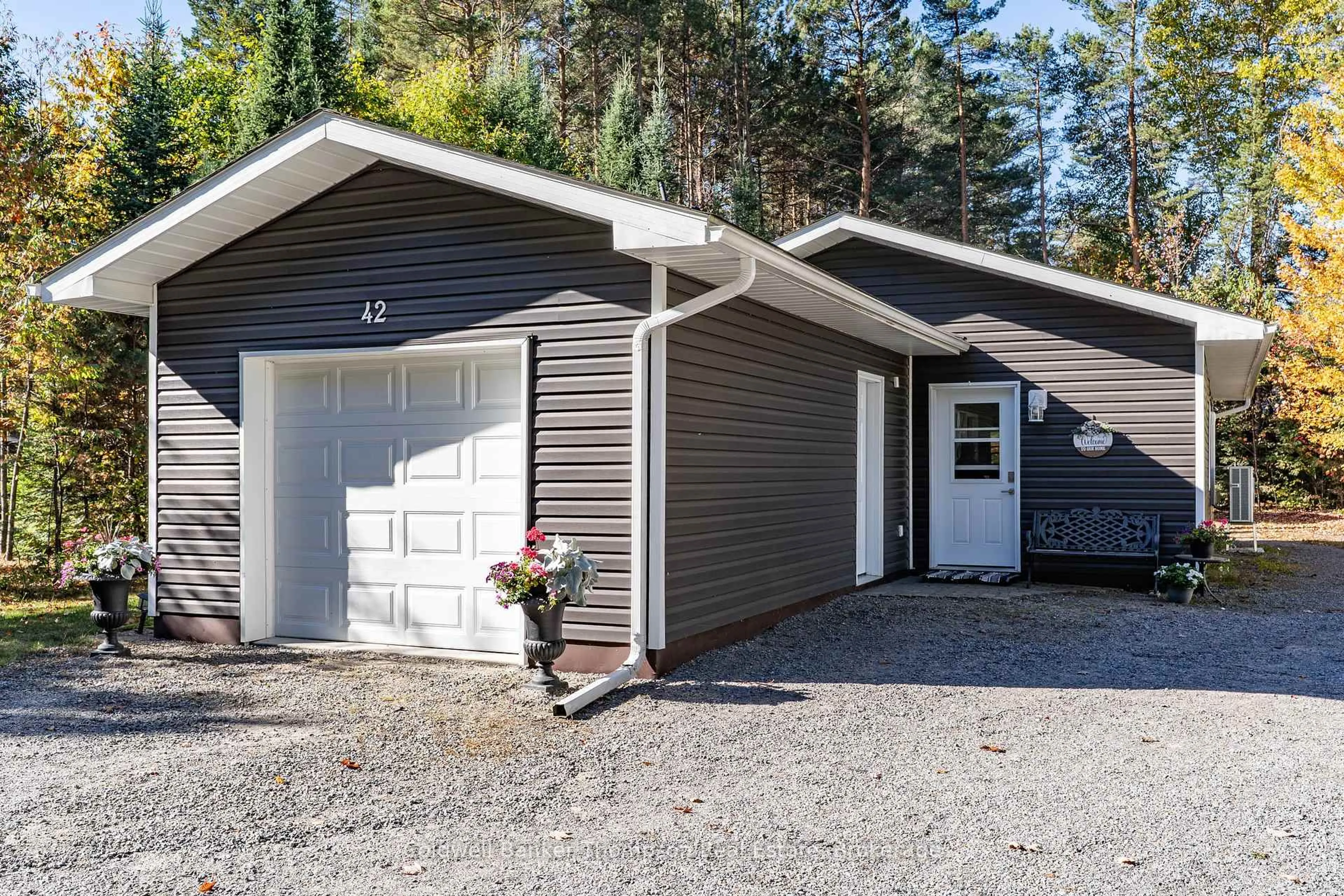 Indoor garage for 42 Murray St, Sundridge Ontario P0A 1Z0