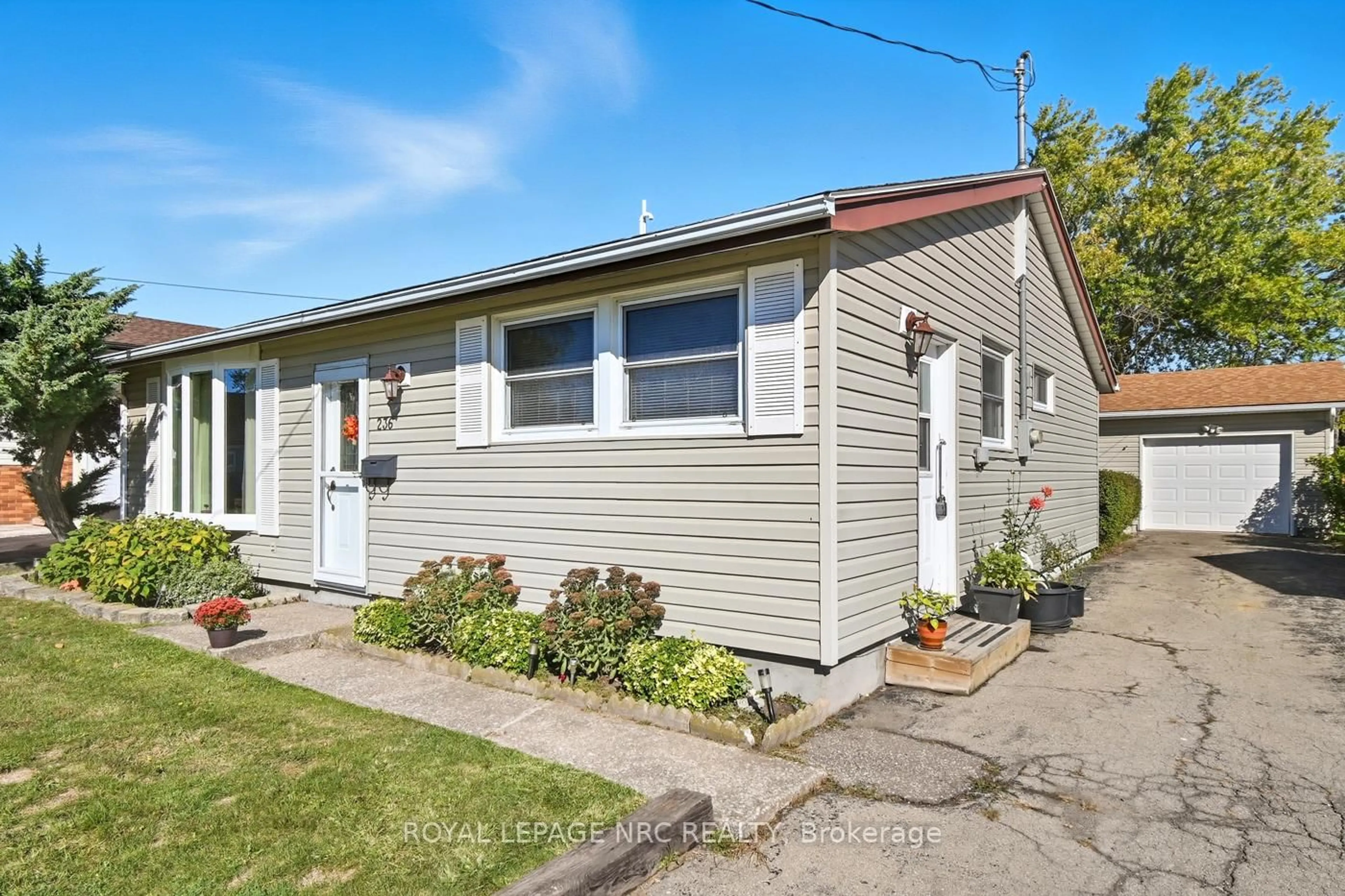Home with vinyl exterior material, street for 236 Johnston St, Port Colborne Ontario L3K 1H5