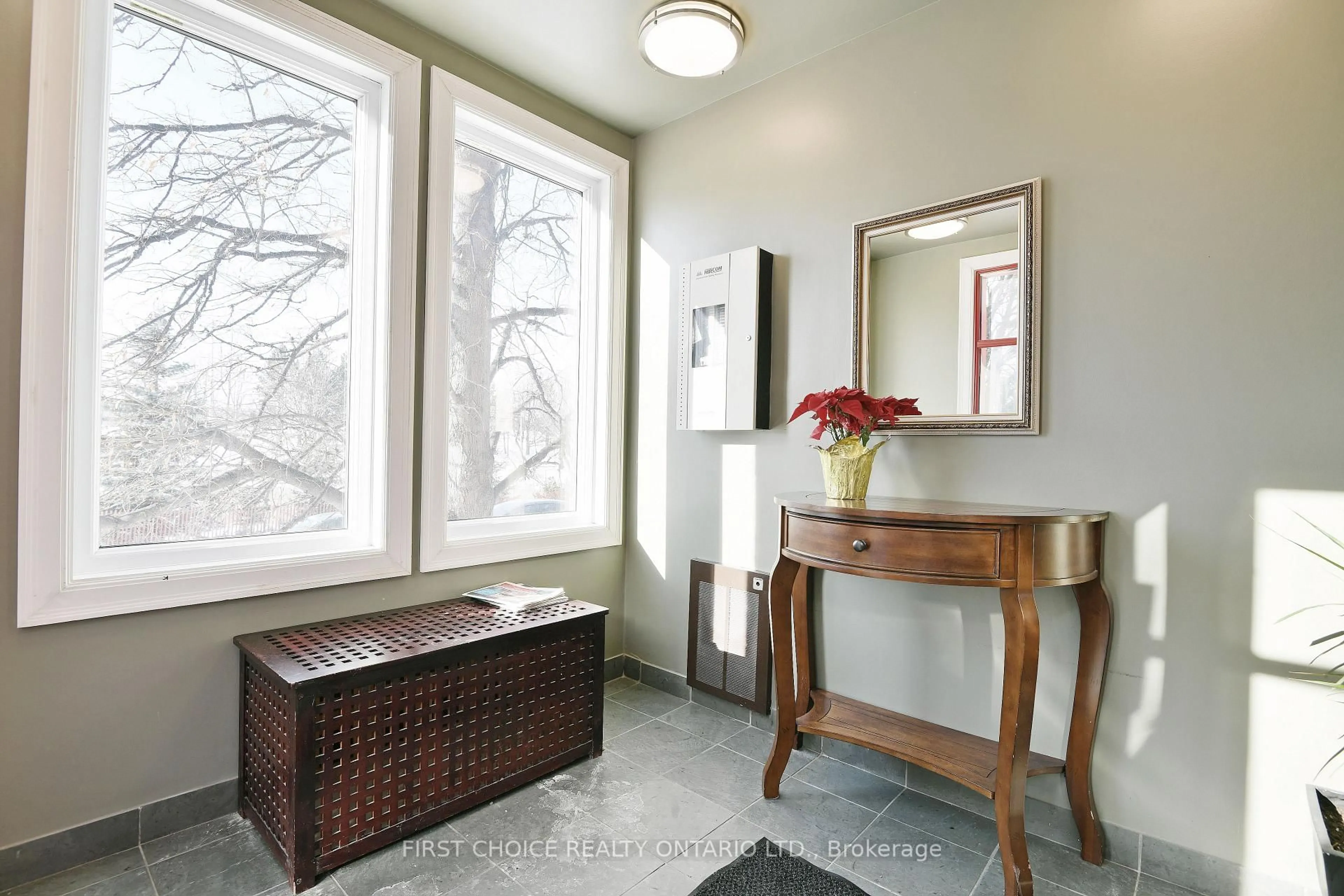 Indoor entryway for 175 Woodbine Pl #104, Ottawa Ontario K1S 5M8