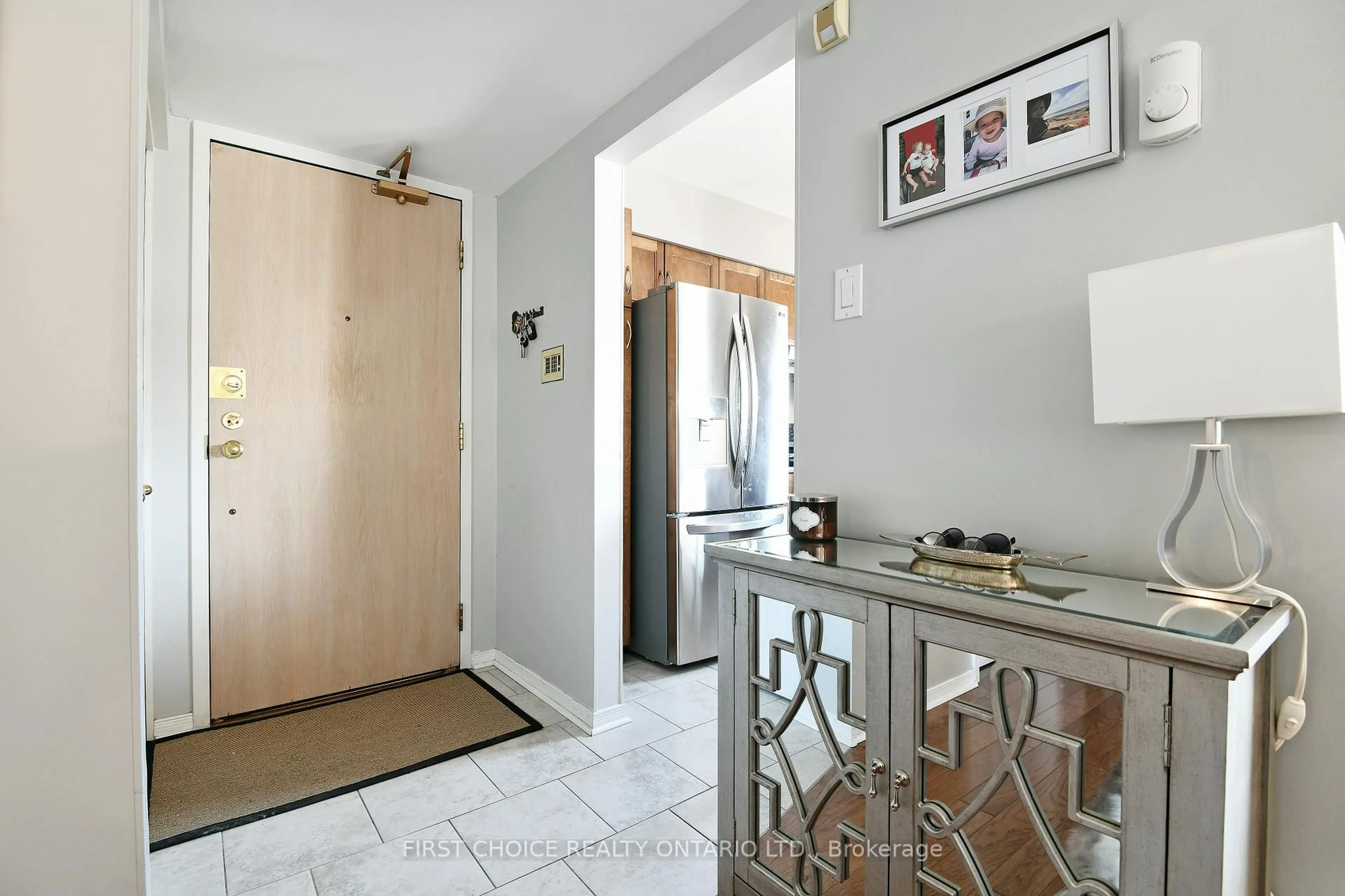 Indoor entryway for 175 Woodbine Pl #104, Ottawa Ontario K1S 5M8