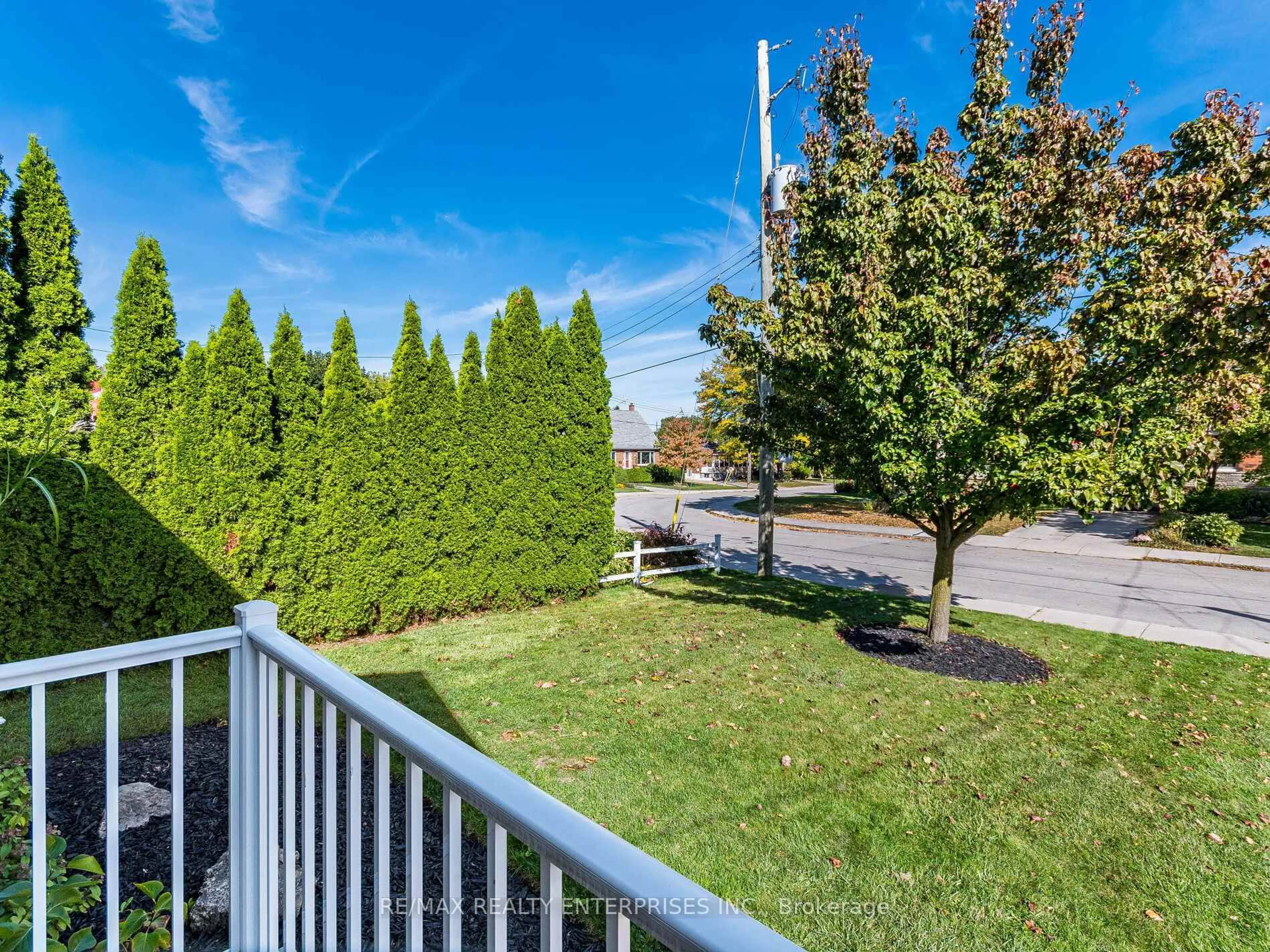 A pic from outside/outdoor area/front of a property/back of a property/a pic from drone, unknown for 30 Alderney Ave, Hamilton Ontario L9A 2A5