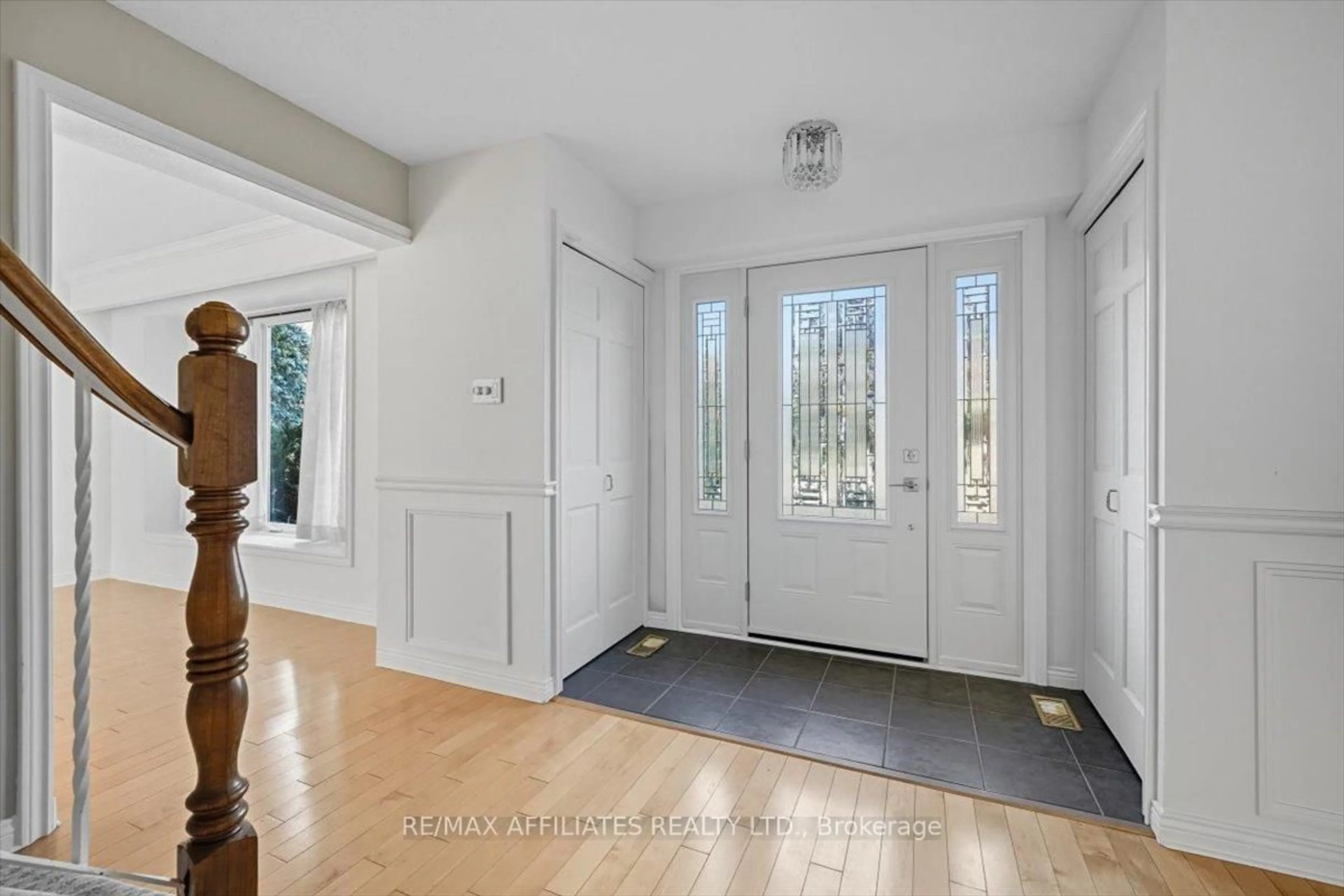 Indoor entryway for 1010 Plante Dr, Ottawa Ontario K1V 9E6
