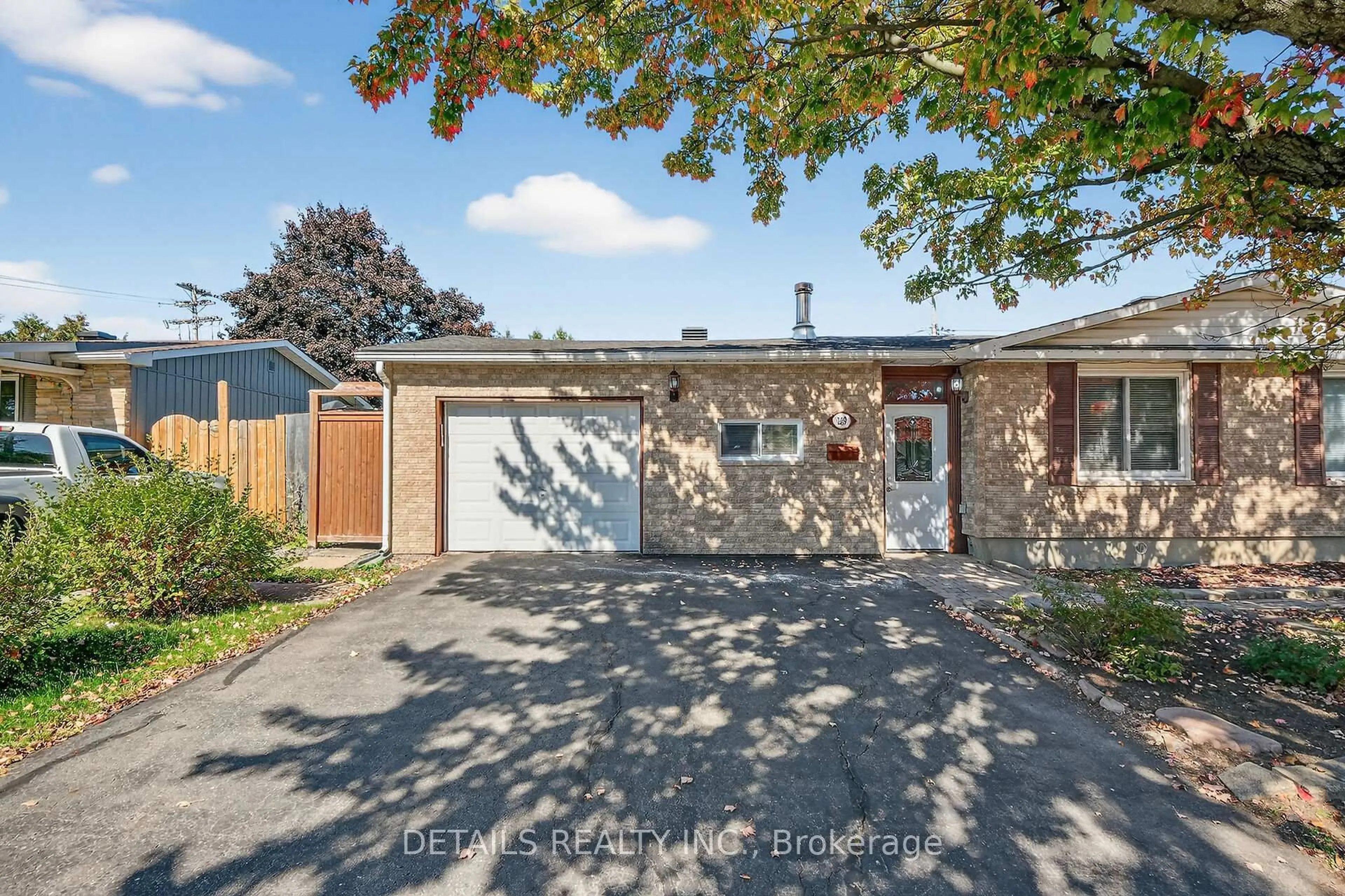 A pic from outside/outdoor area/front of a property/back of a property/a pic from drone, street for 289 Amiens St, Ottawa Ontario K1E 1N3