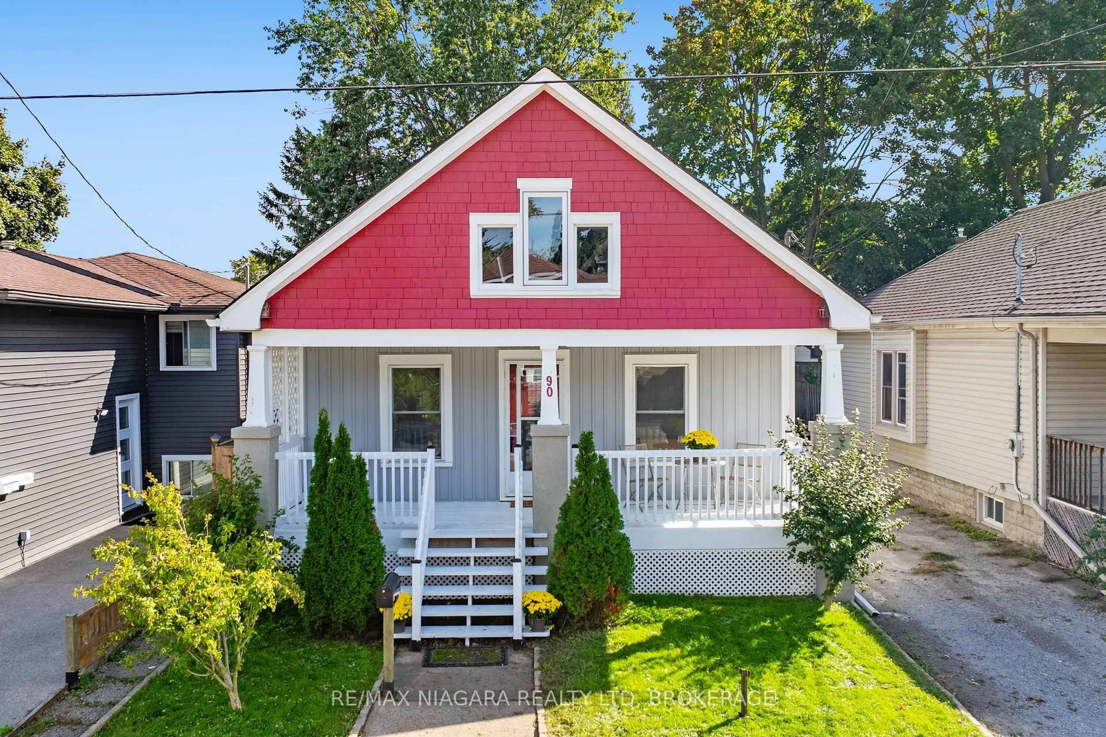 Home with vinyl exterior material, street for 90 Pleasant Ave, St. Catharines Ontario L2R 1Y1