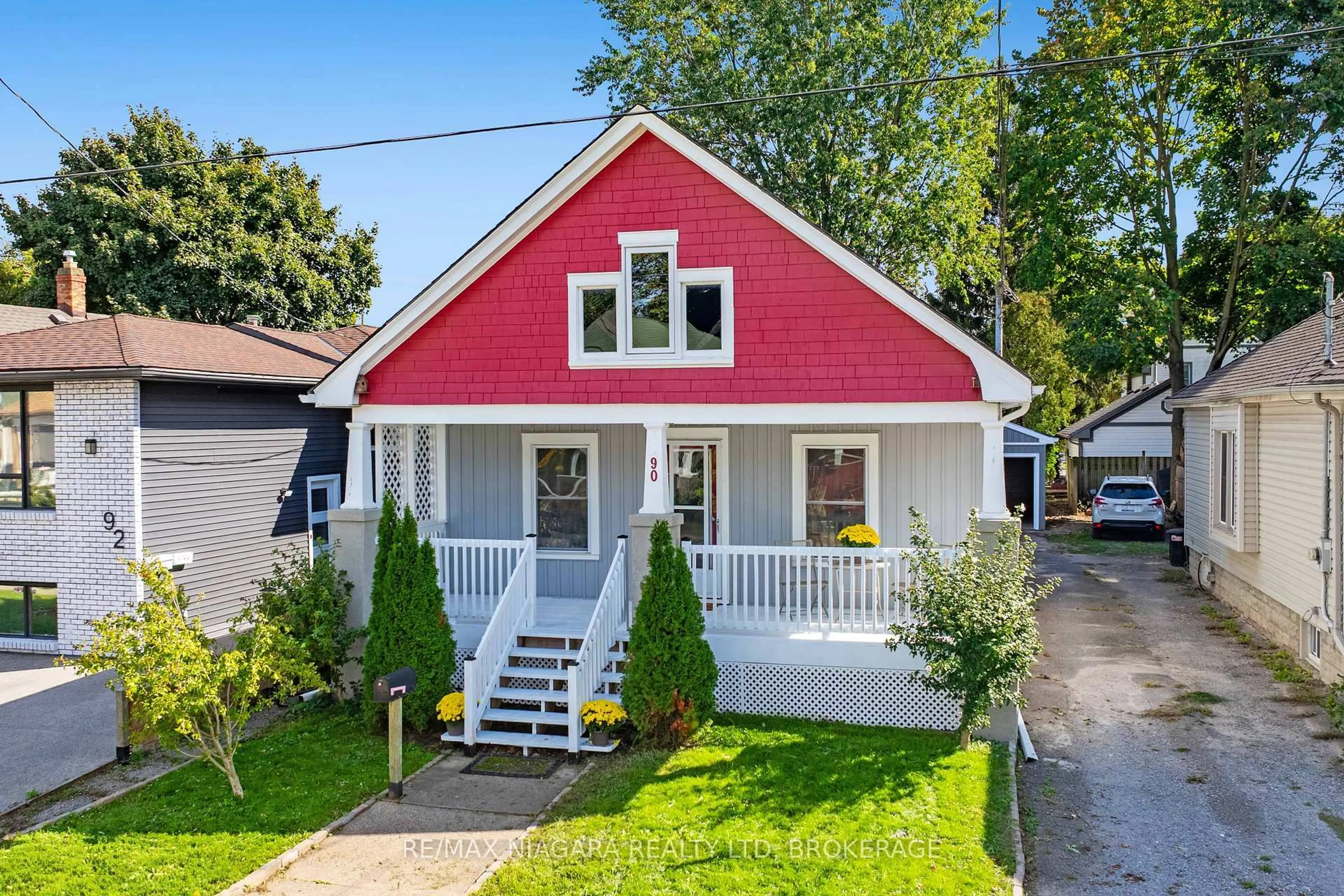 Home with vinyl exterior material, street for 90 Pleasant Ave, St. Catharines Ontario L2R 1Y1