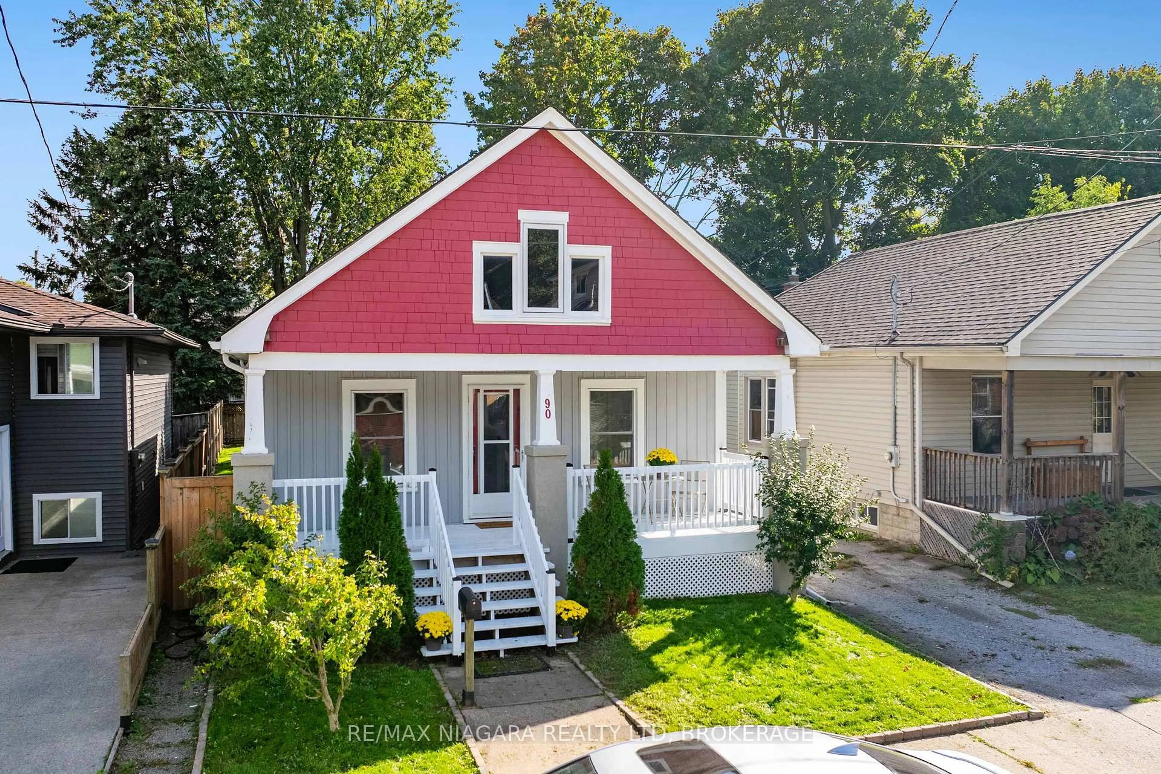 Home with vinyl exterior material, street for 90 Pleasant Ave, St. Catharines Ontario L2R 1Y1