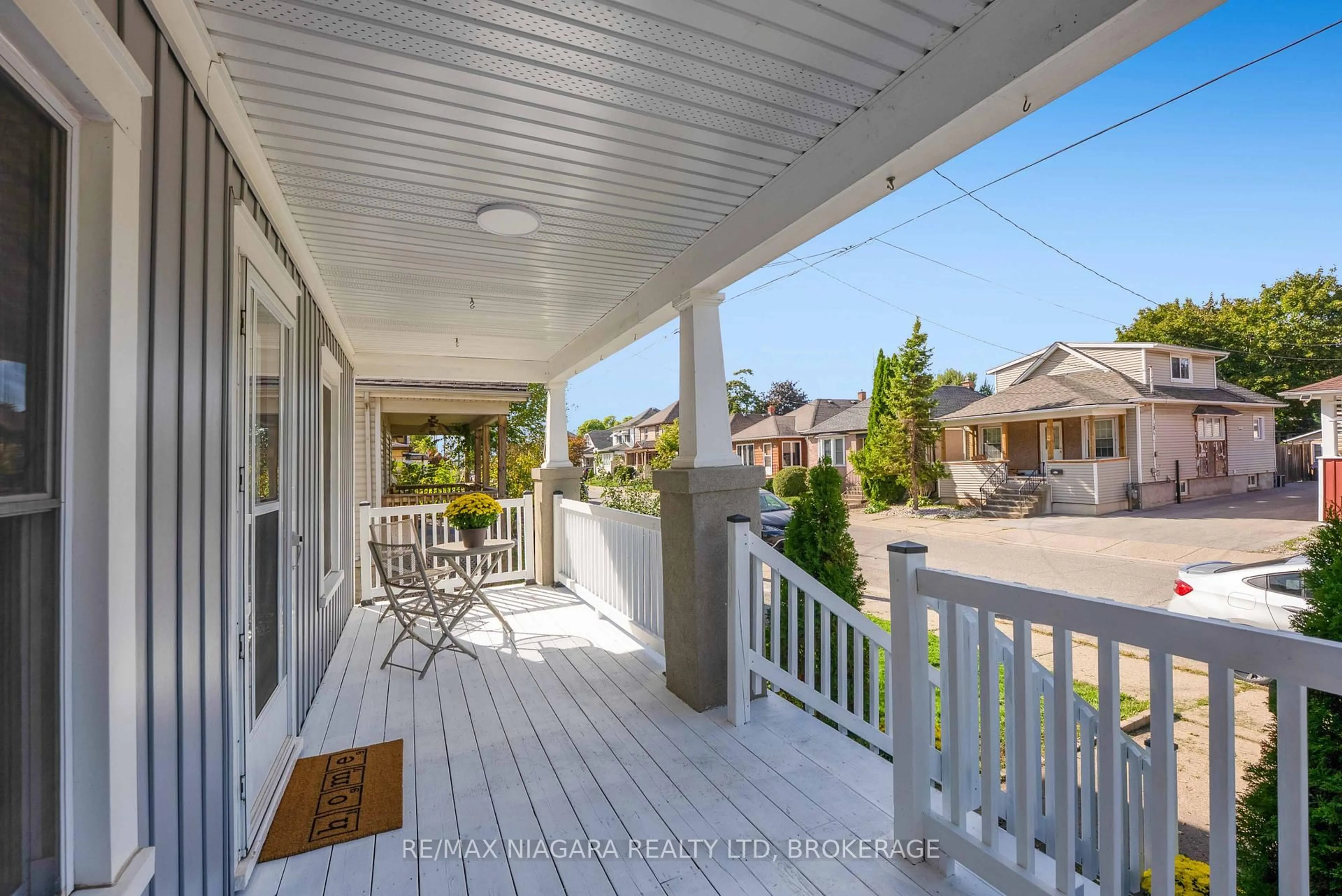 Patio, street for 90 Pleasant Ave, St. Catharines Ontario L2R 1Y1