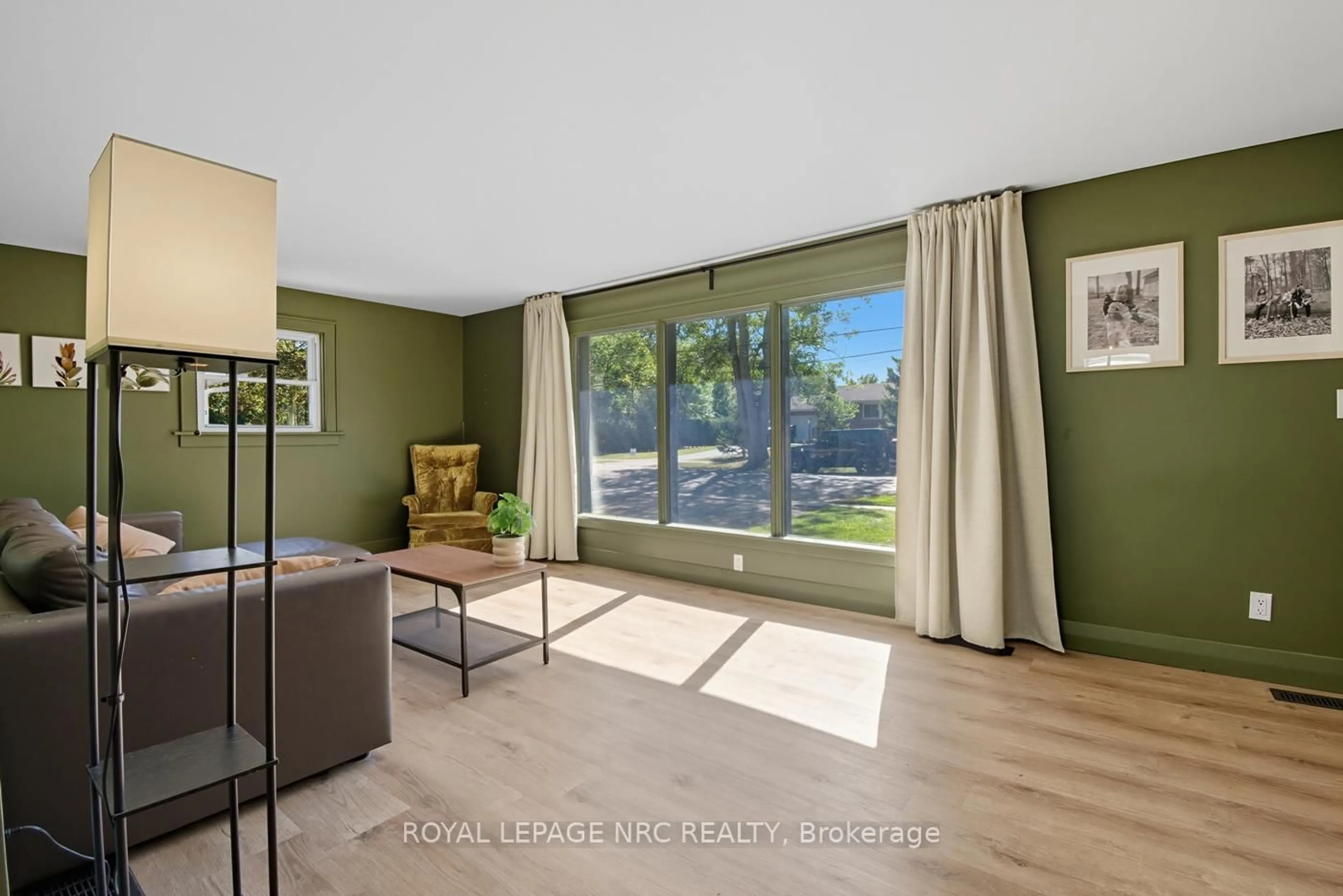 Living room with furniture, unknown for 3754 Highland Dr, Fort Erie Ontario L0S 1N0