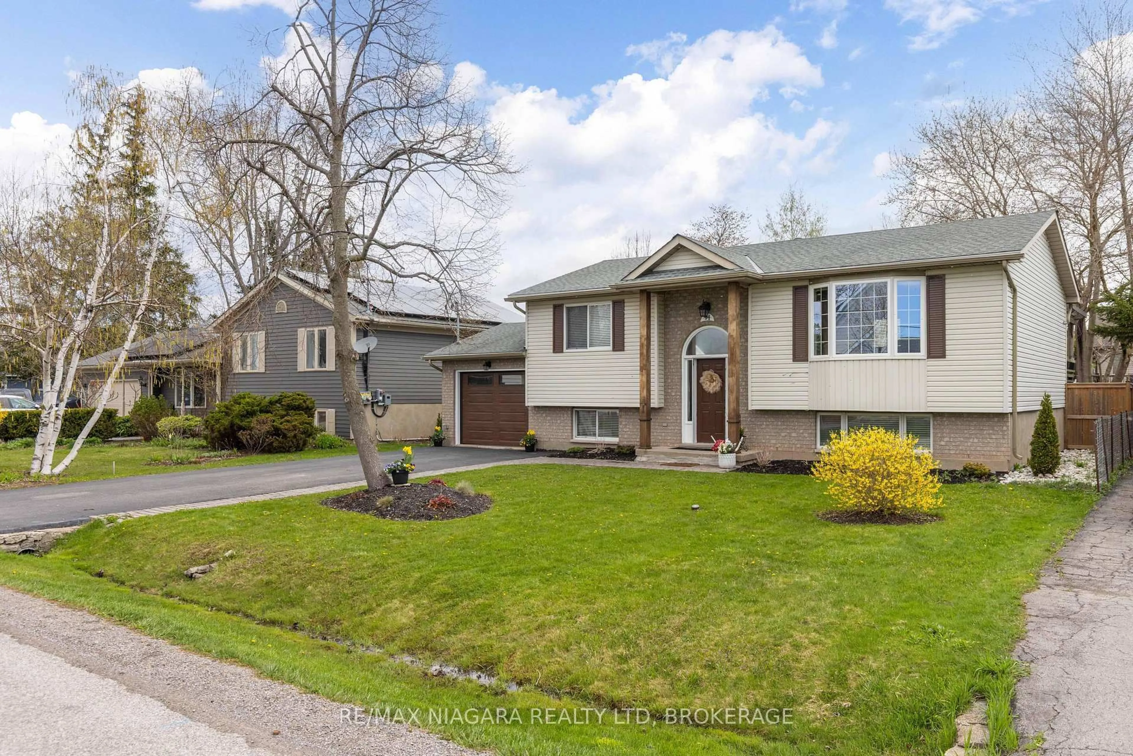 Home with vinyl exterior material, street for 44 Maple Leaf Ave, Fort Erie Ontario L0S 1N0