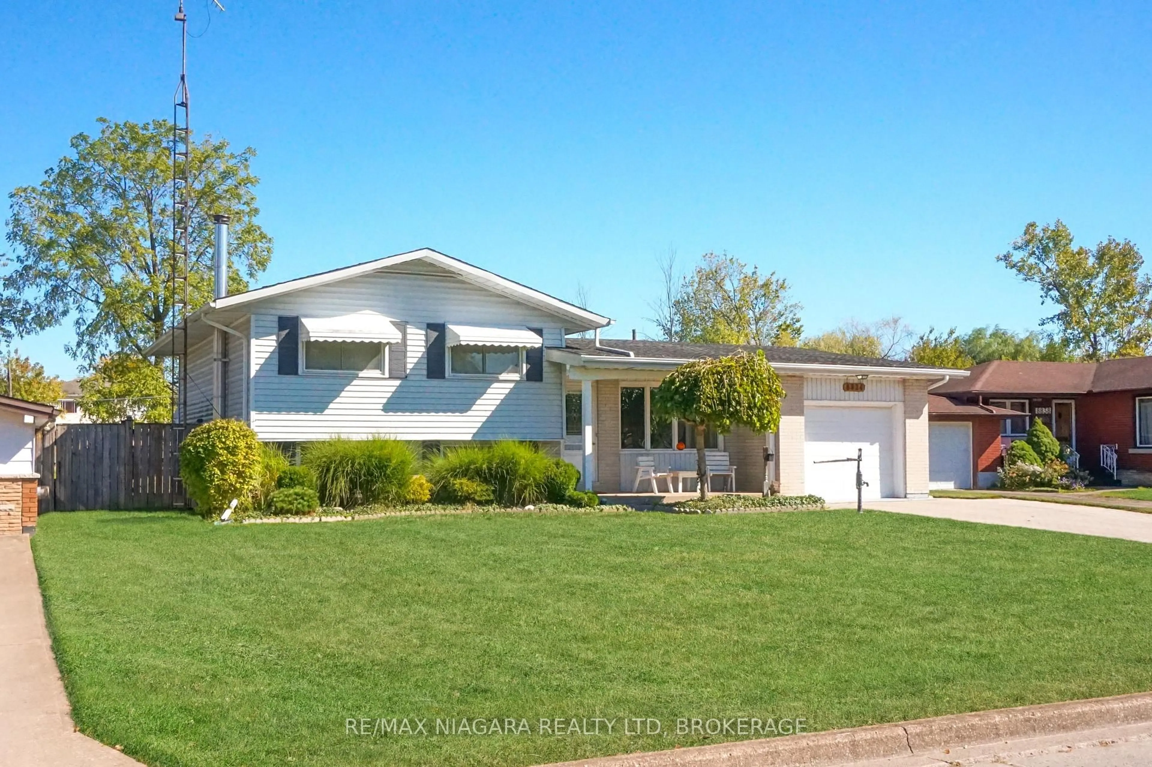 Home with vinyl exterior material, street for 8824 Champlain Dr, Niagara Falls Ontario L2G 6Y6