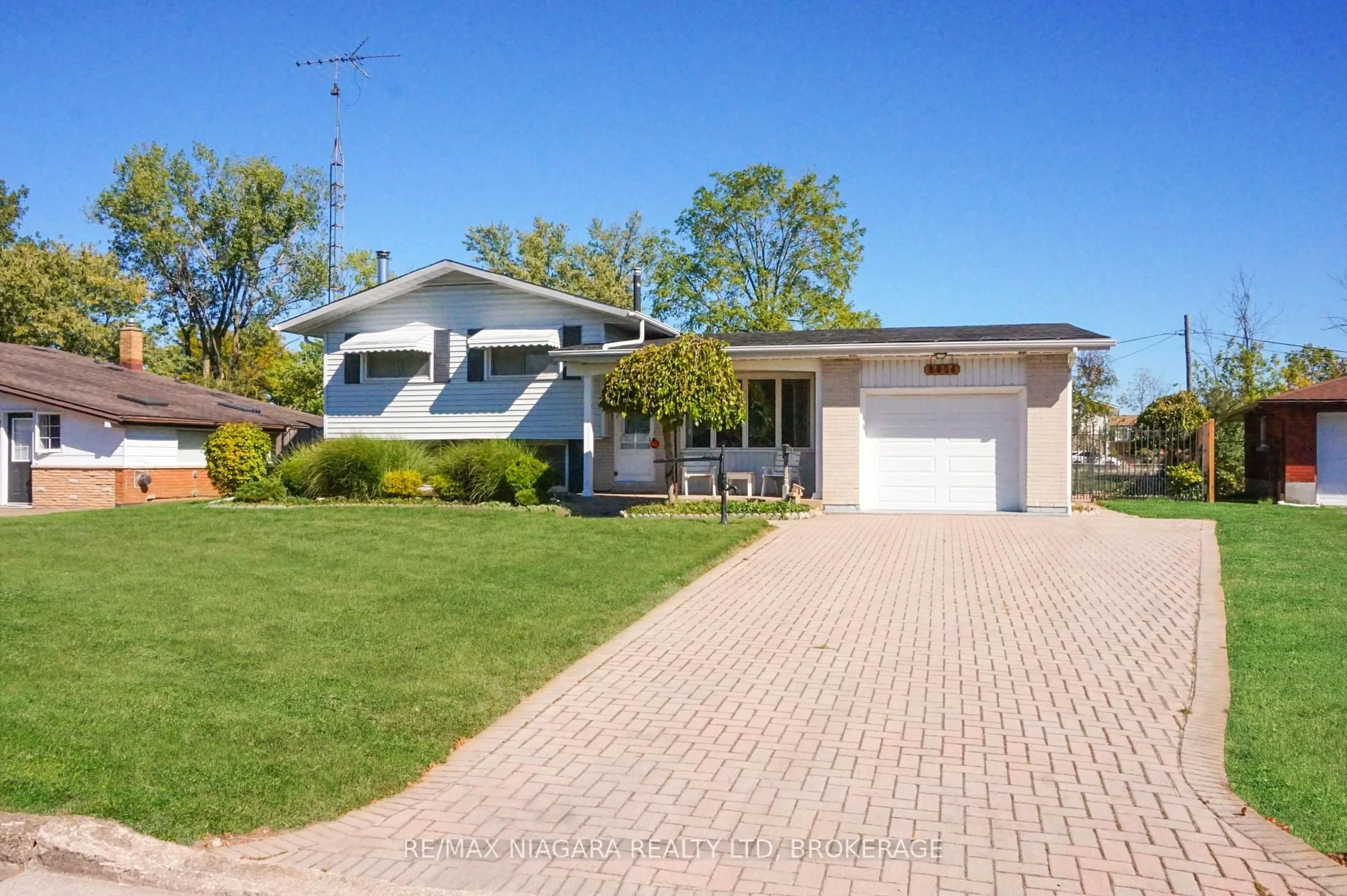 Home with vinyl exterior material, street for 8824 Champlain Dr, Niagara Falls Ontario L2G 6Y6