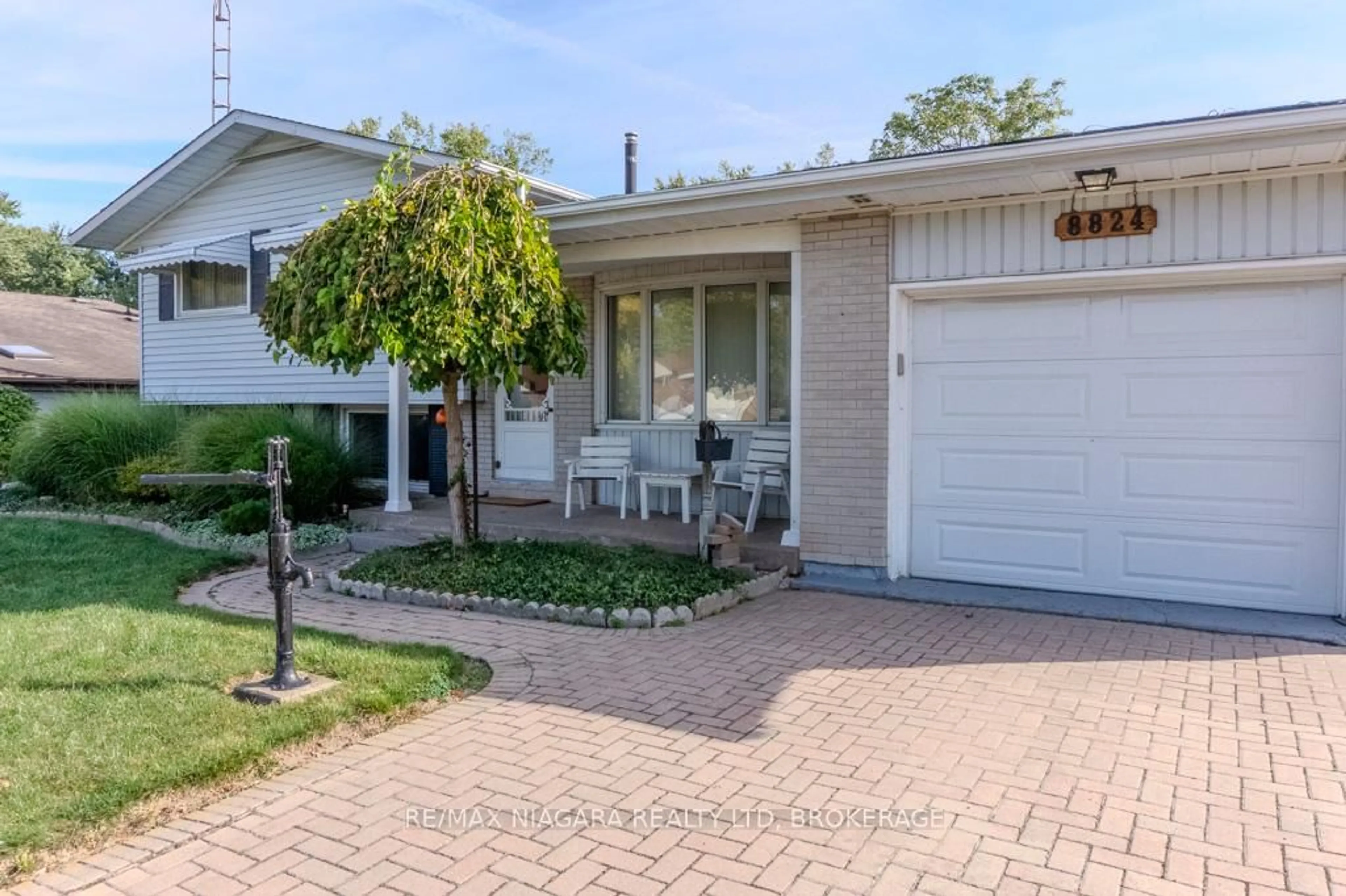Home with vinyl exterior material, street for 8824 Champlain Dr, Niagara Falls Ontario L2G 6Y6