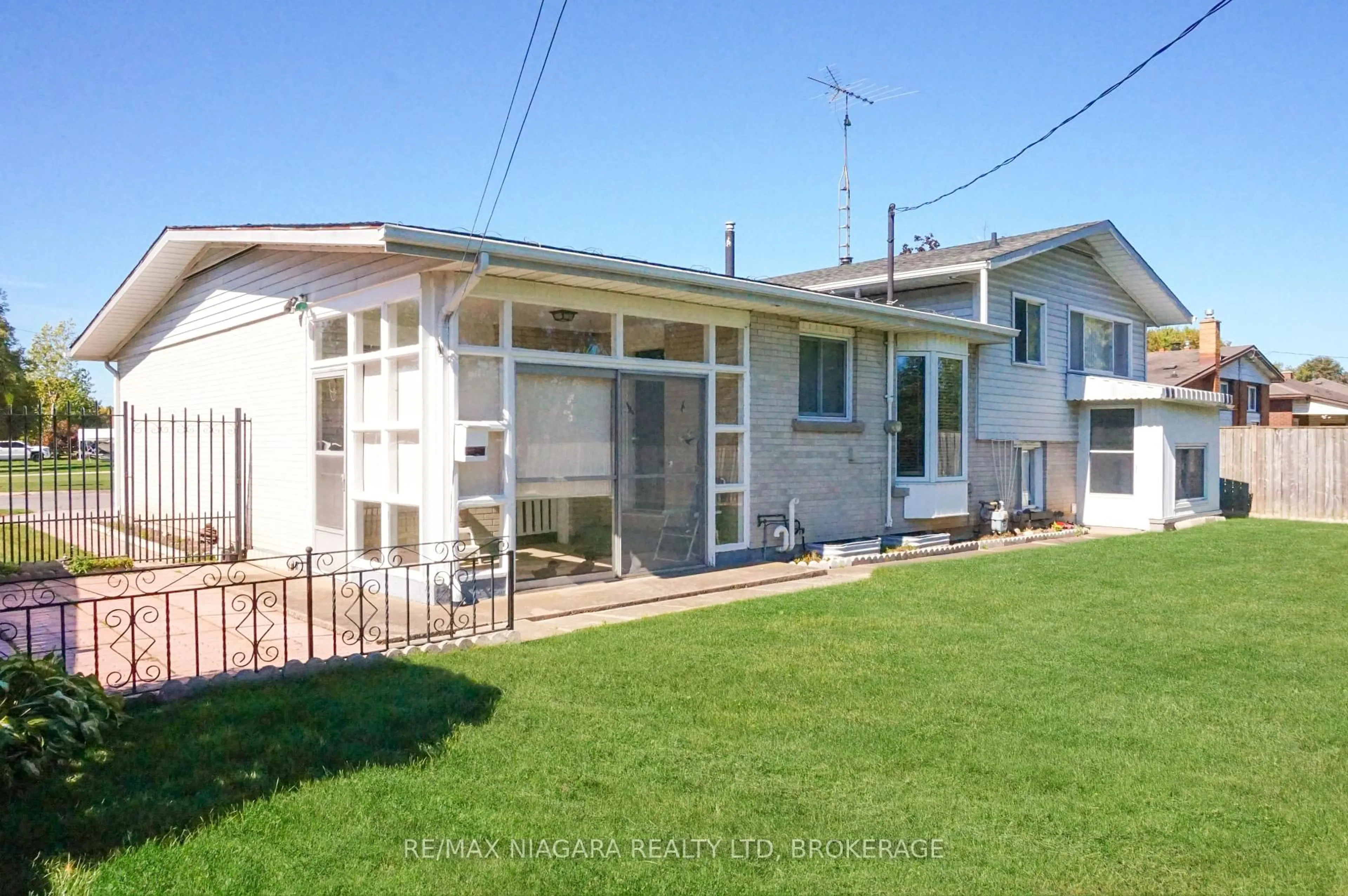 Home with vinyl exterior material, street for 8824 Champlain Dr, Niagara Falls Ontario L2G 6Y6
