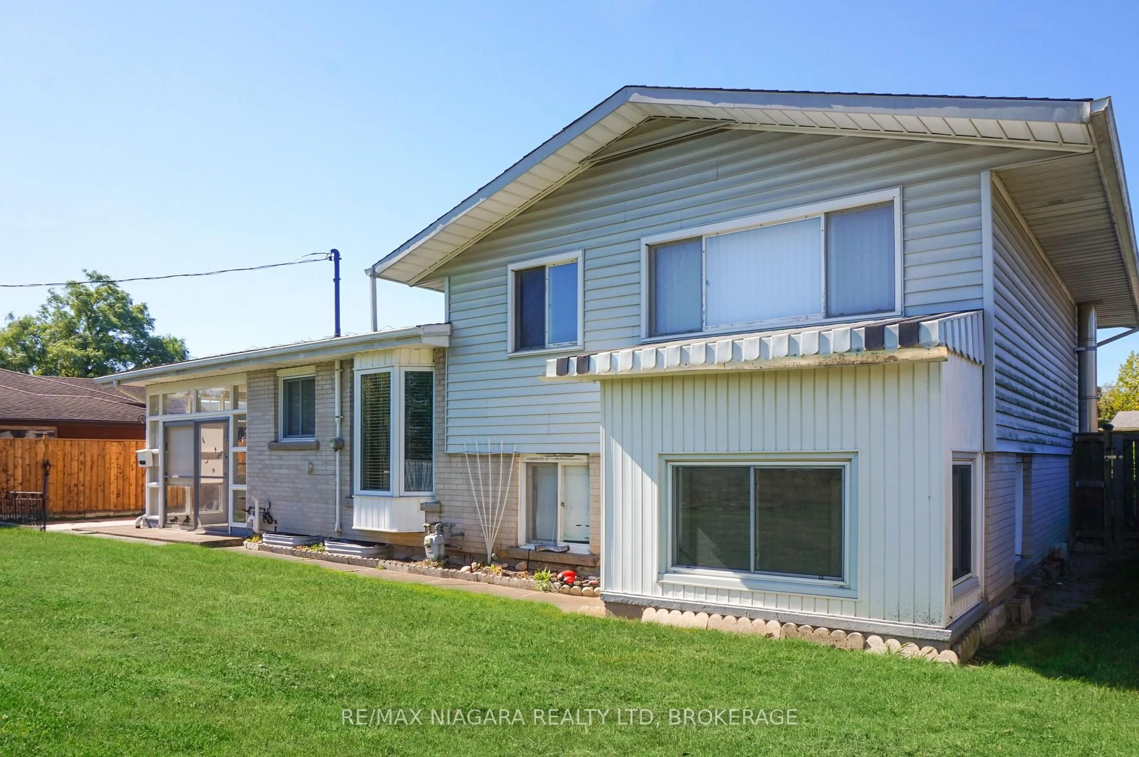 Home with vinyl exterior material, unknown for 8824 Champlain Dr, Niagara Falls Ontario L2G 6Y6