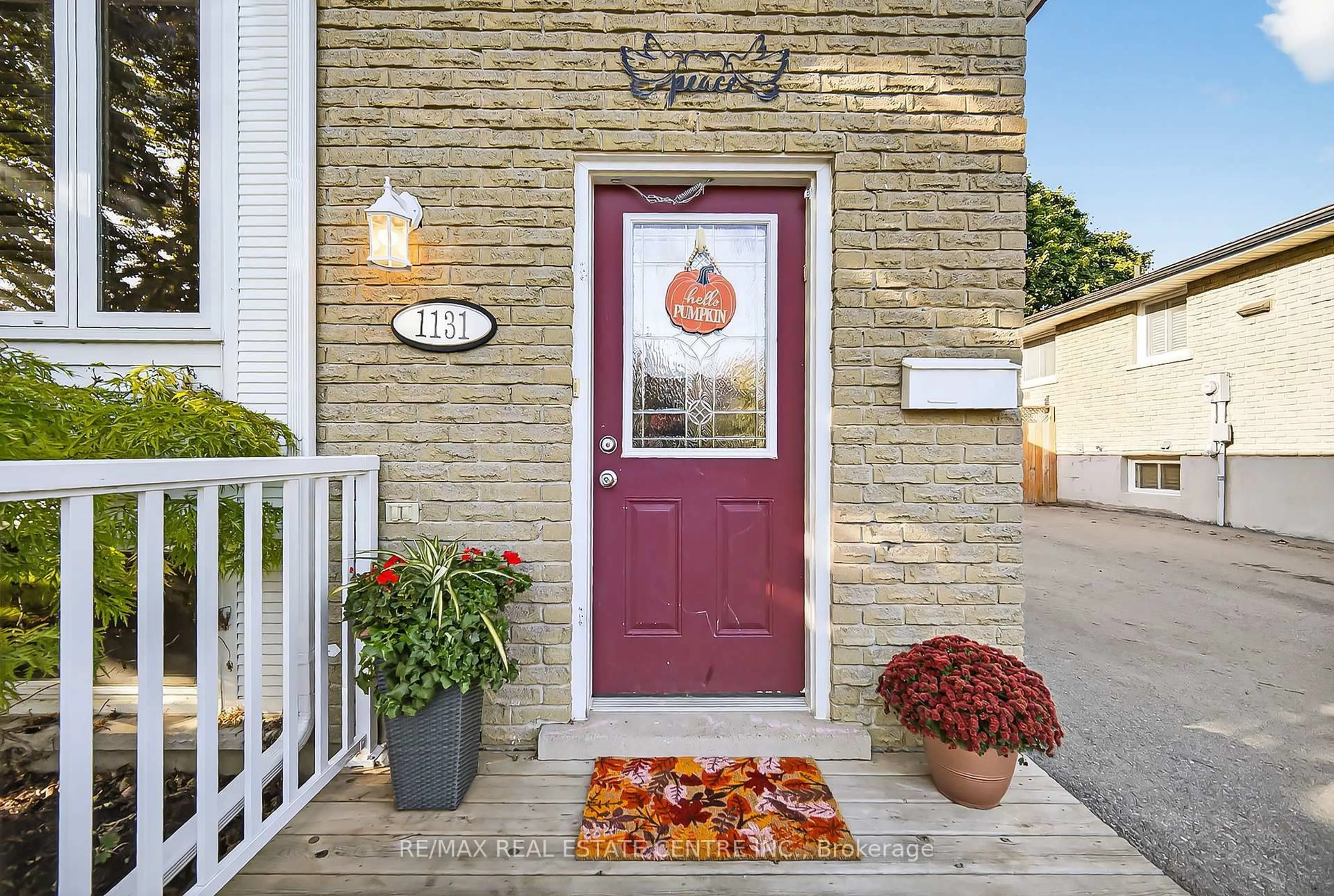 Indoor entryway for 1131 Pearson Dr, Woodstock Ontario N4S 8J4