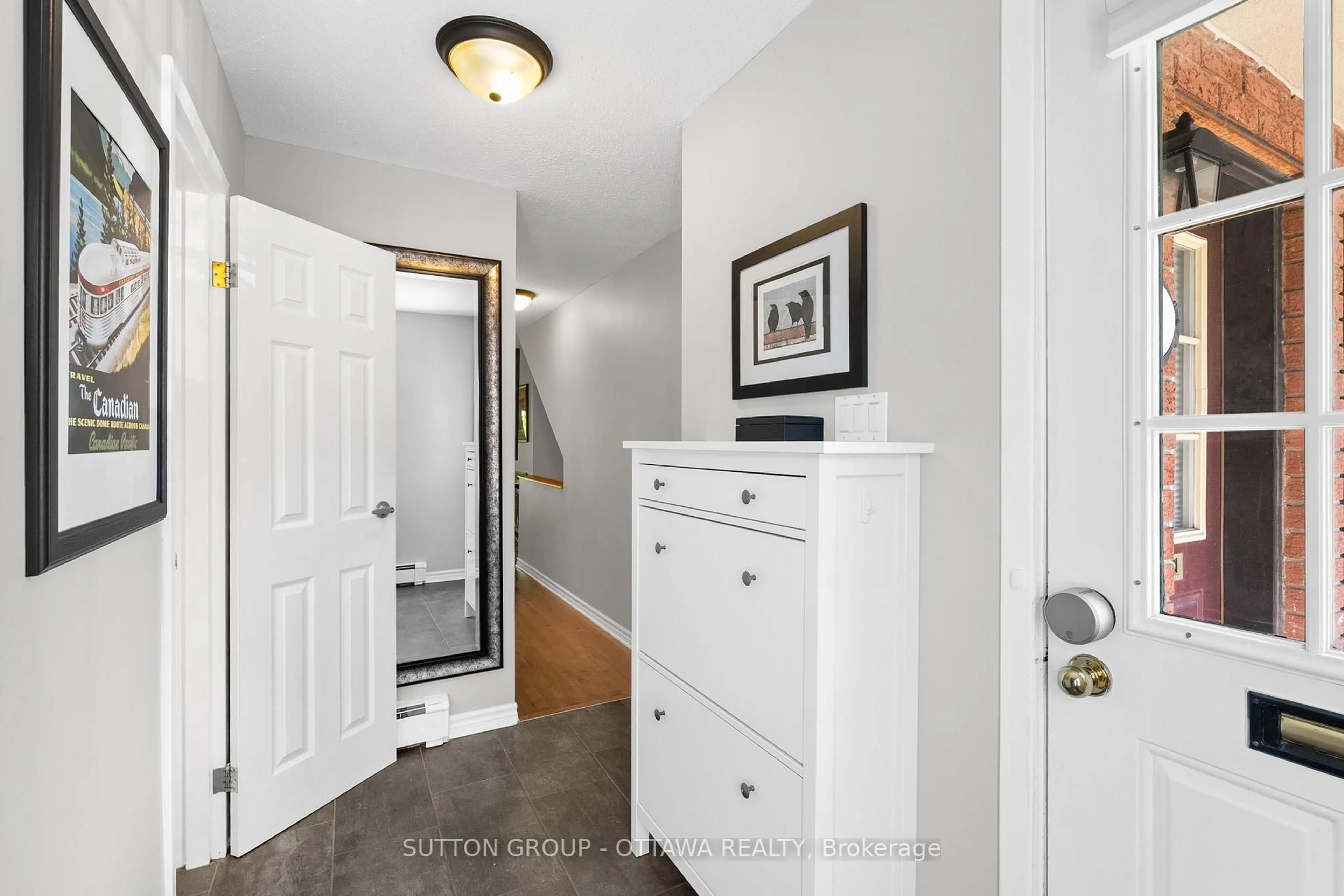 Indoor entryway for 25 Crispin Private, Ottawa Ontario K1K 2T7