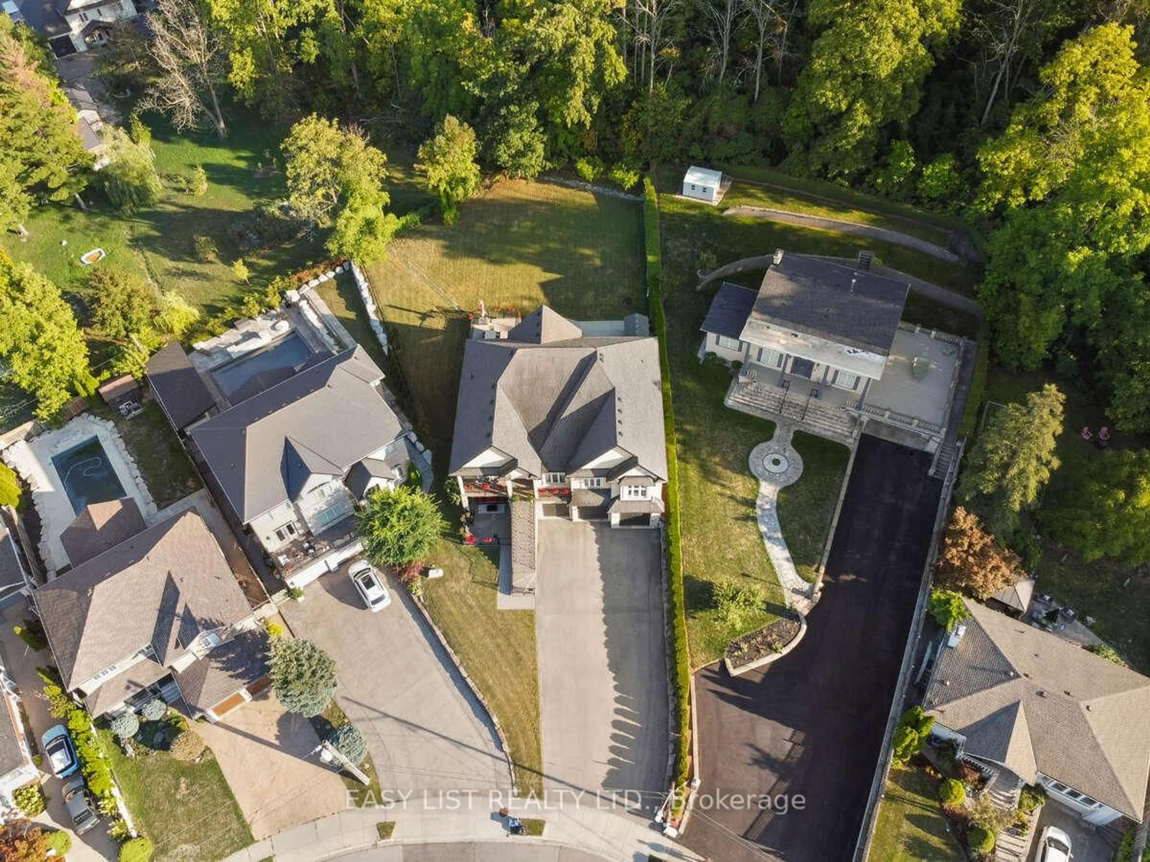 A pic from outside/outdoor area/front of a property/back of a property/a pic from drone, street for 82 Margaret Ave, Hamilton Ontario L8G 3G5