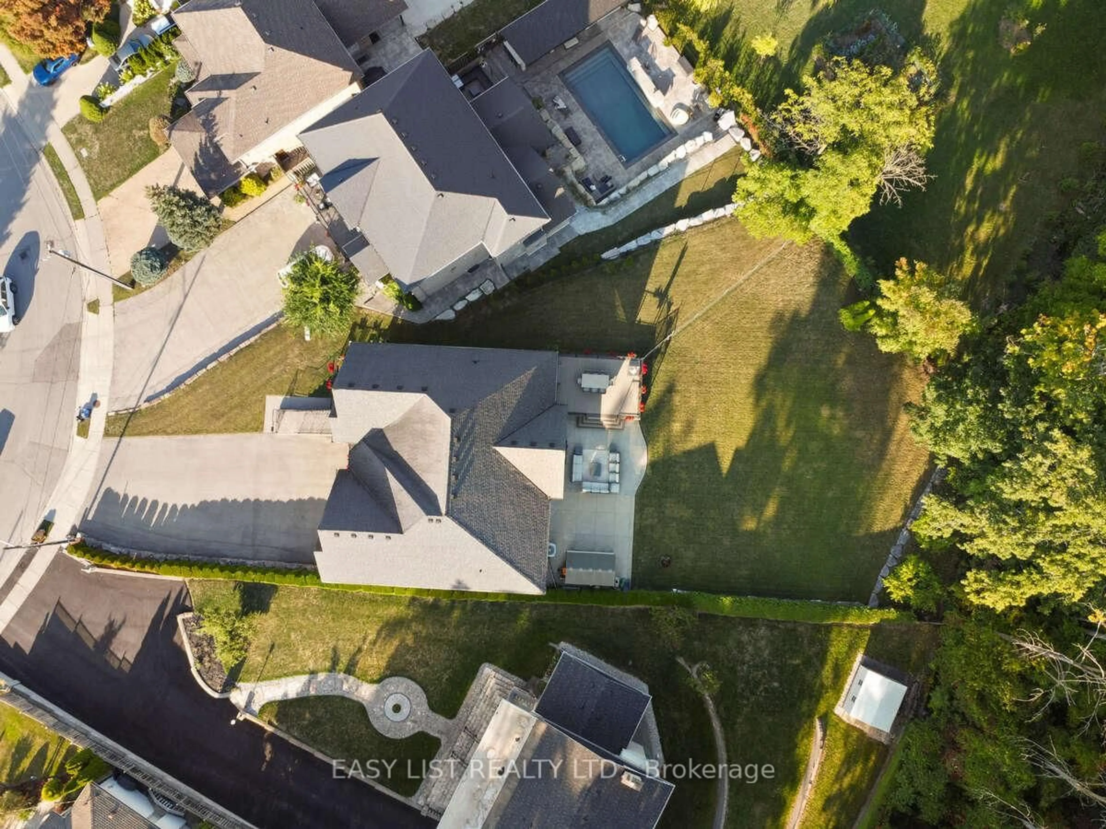A pic from outside/outdoor area/front of a property/back of a property/a pic from drone, unknown for 82 Margaret Ave, Hamilton Ontario L8G 3G5