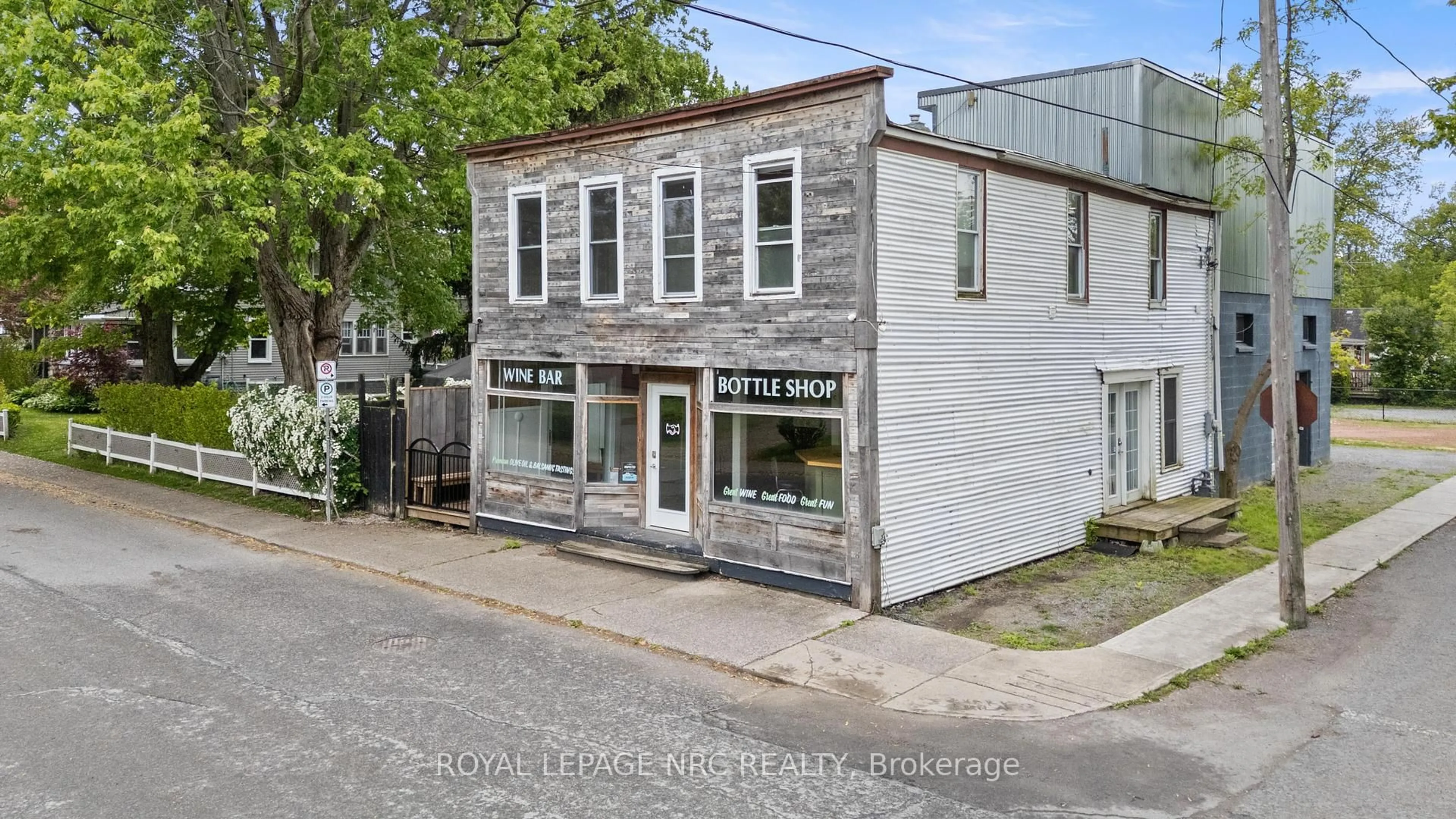 A pic from outside/outdoor area/front of a property/back of a property/a pic from drone, street for 301 Derby Rd, Fort Erie Ontario L0S 1B0