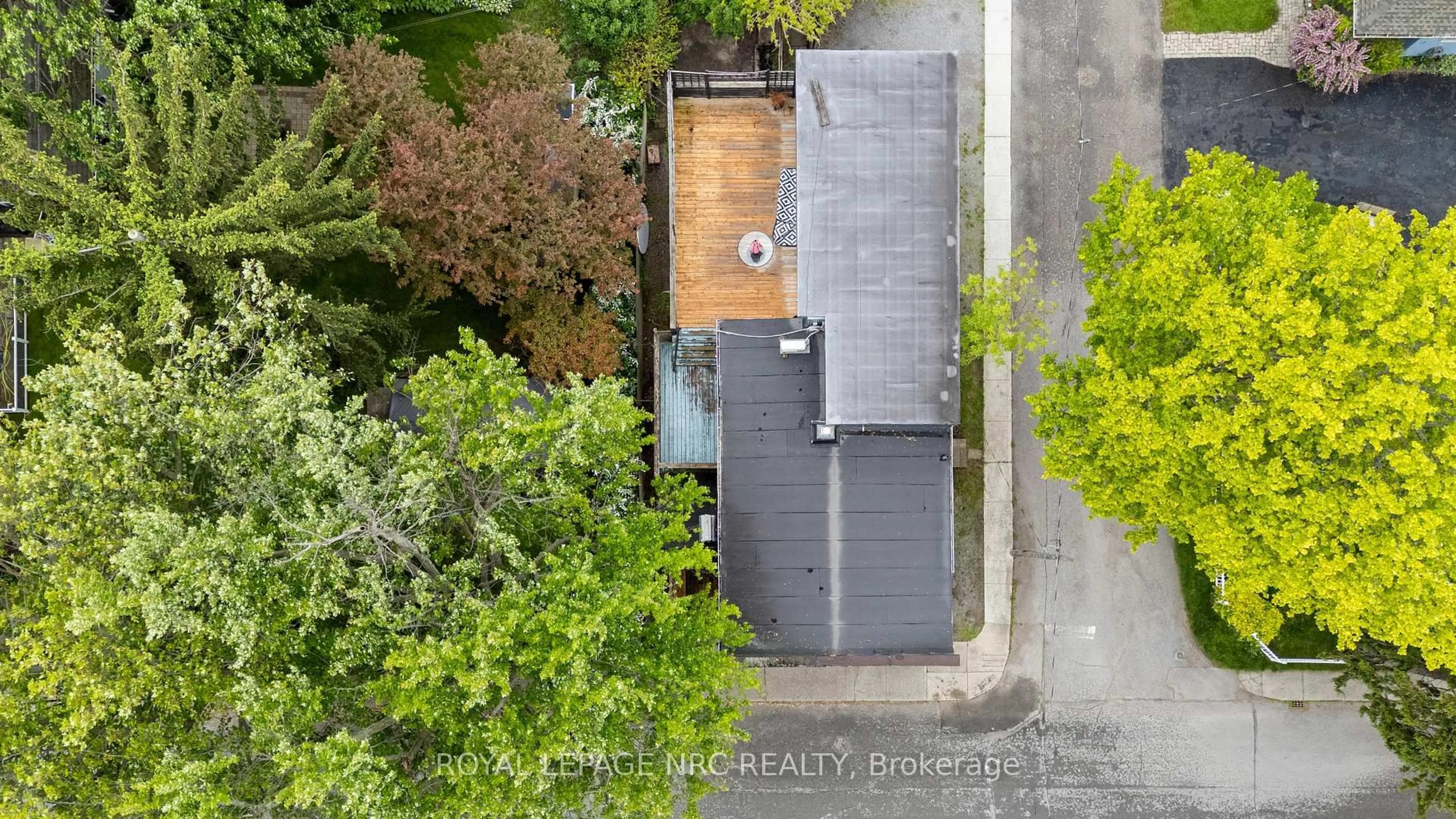 A pic from outside/outdoor area/front of a property/back of a property/a pic from drone, street for 301 Derby Rd, Fort Erie Ontario L0S 1B0