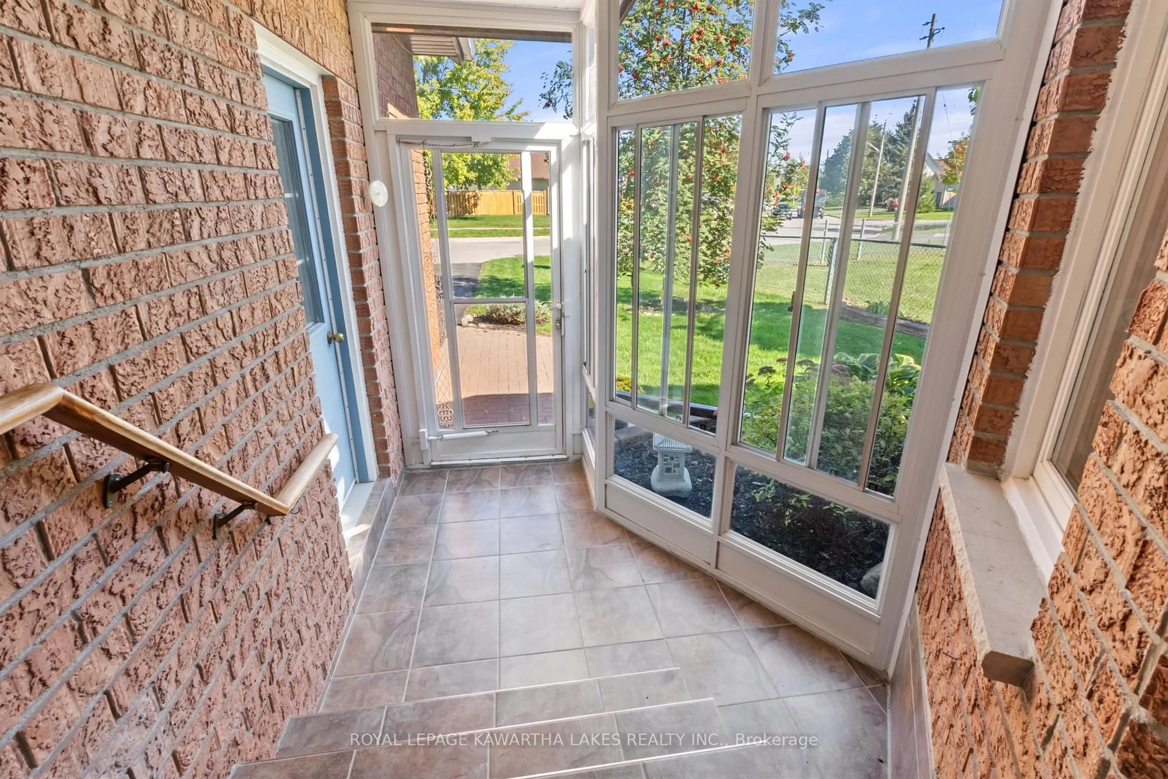 Indoor entryway for 195 Elgin St, Kawartha Lakes Ontario K9V 6B1
